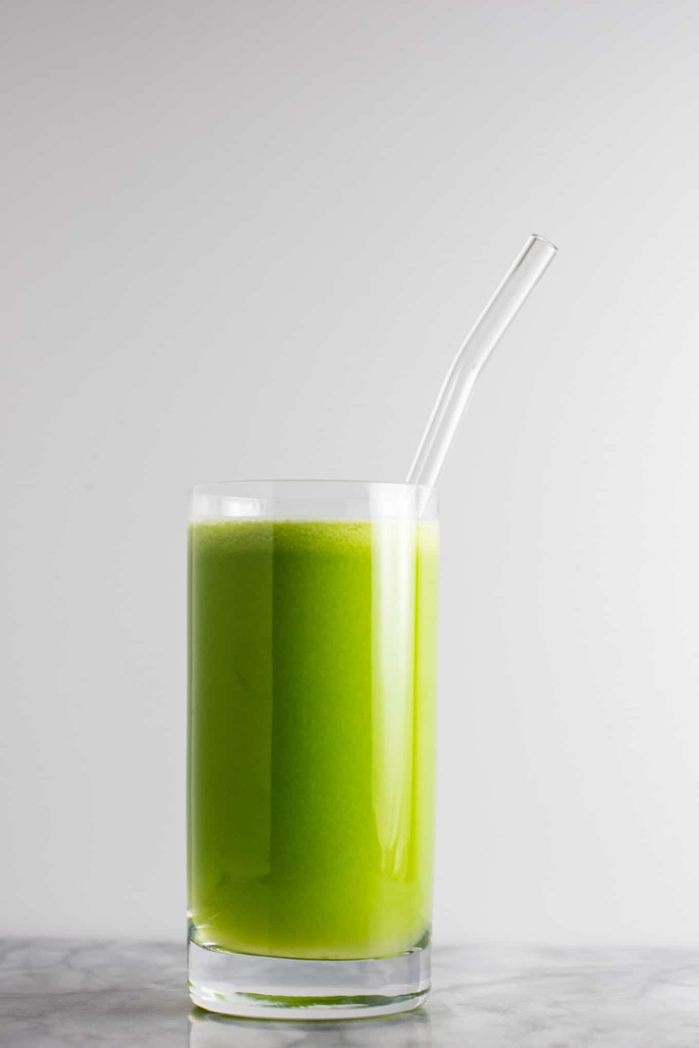 Green Juice Recipe with cucumbers, romaine, celery, & apples