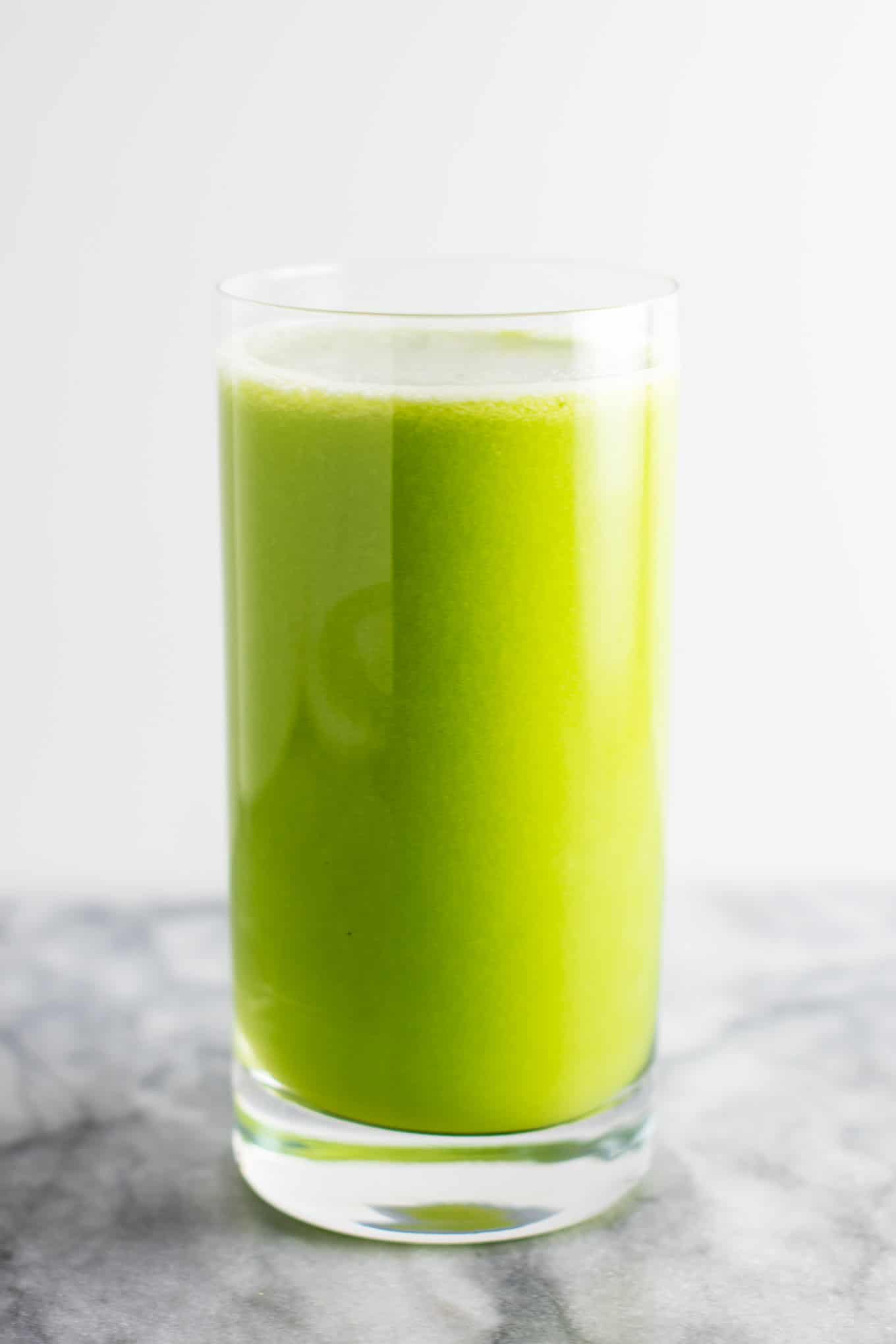 green-juice-recipe-with-cucumbers-romaine-celery-apples