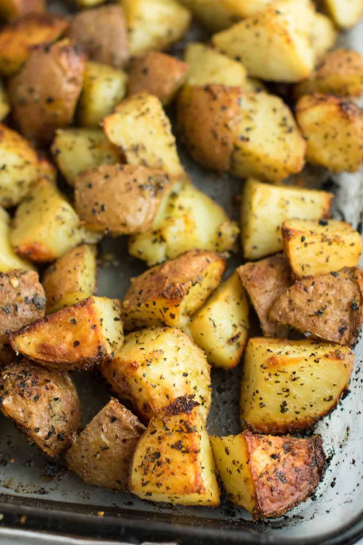 These roasted garlic baby red potatoes are and easy and delicious side dish! #babyredpotatoes #vegan #roastedpotatoes