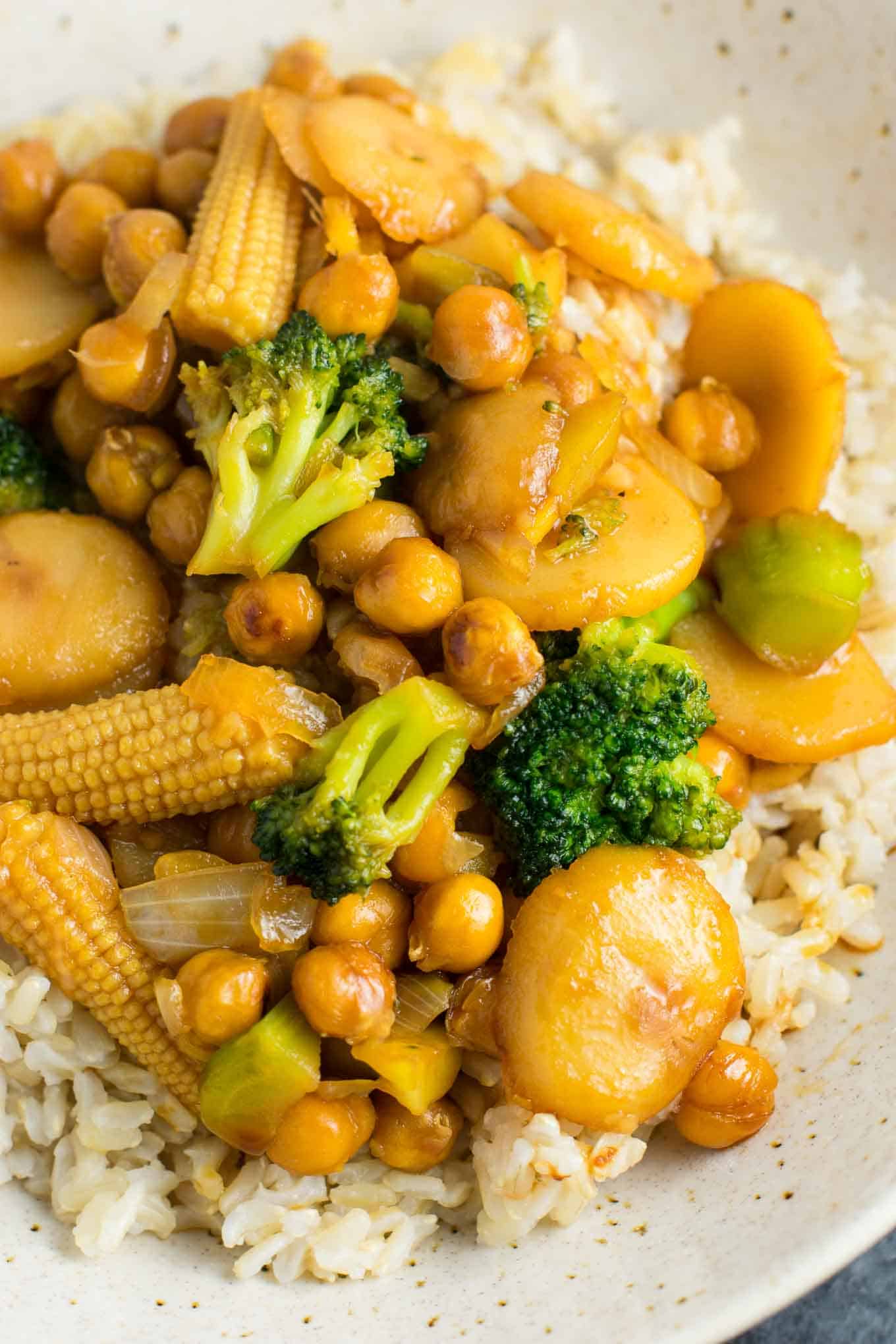 This easy vegan chickpea stirfry bowl with brown rice will be a hit with the whole family! #vegan #veganstirfry #chickpeastirfry #vegandinner