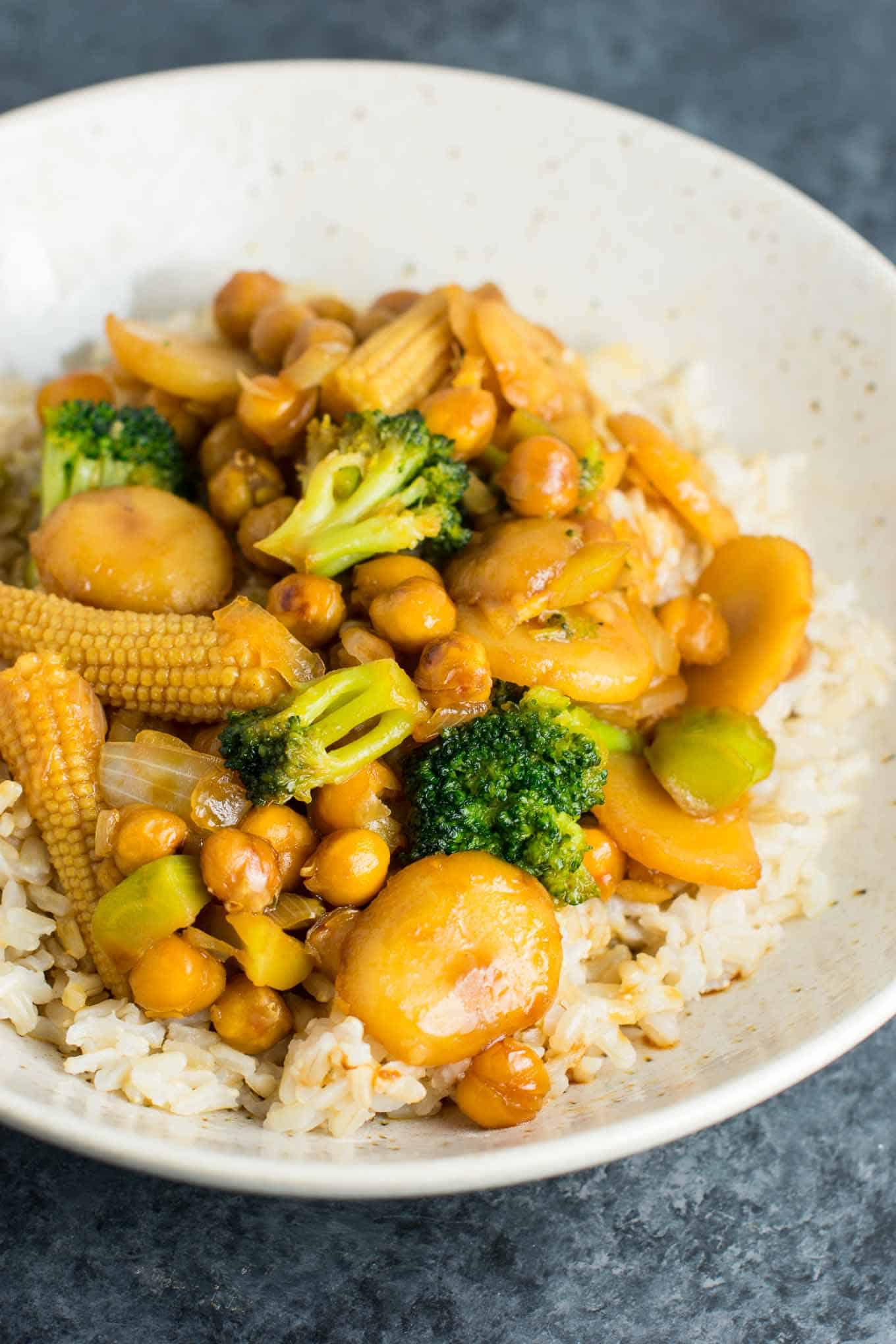 This easy vegan chickpea stirfry bowl with brown rice will be a hit with the whole family! #vegan #veganstirfry #chickpeastirfry #vegandinner
