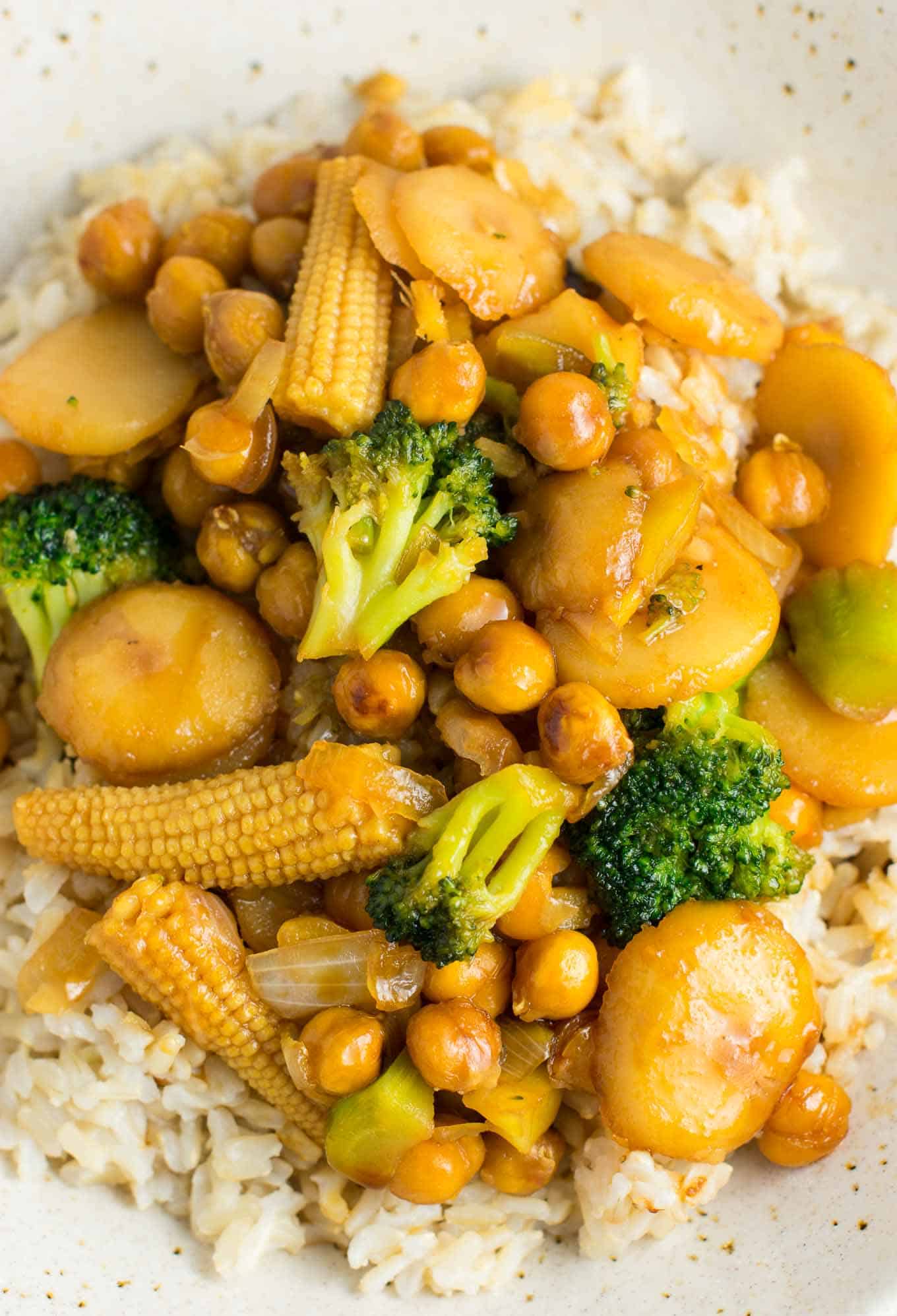 This easy vegan chickpea stirfry bowl with brown rice will be a hit with the whole family! #vegan #veganstirfry #chickpeastirfry #vegandinner