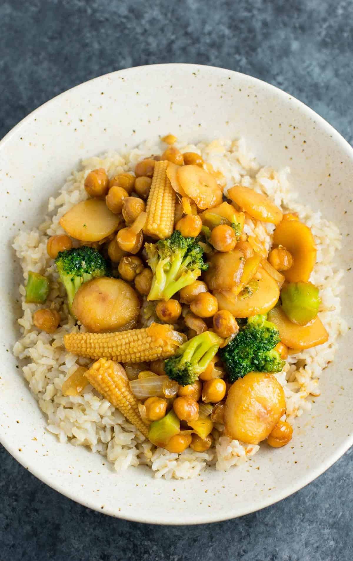 This easy vegan chickpea stirfry bowl with brown rice will be a hit with the whole family! #vegan #veganstirfry #chickpeastirfry #vegandinner