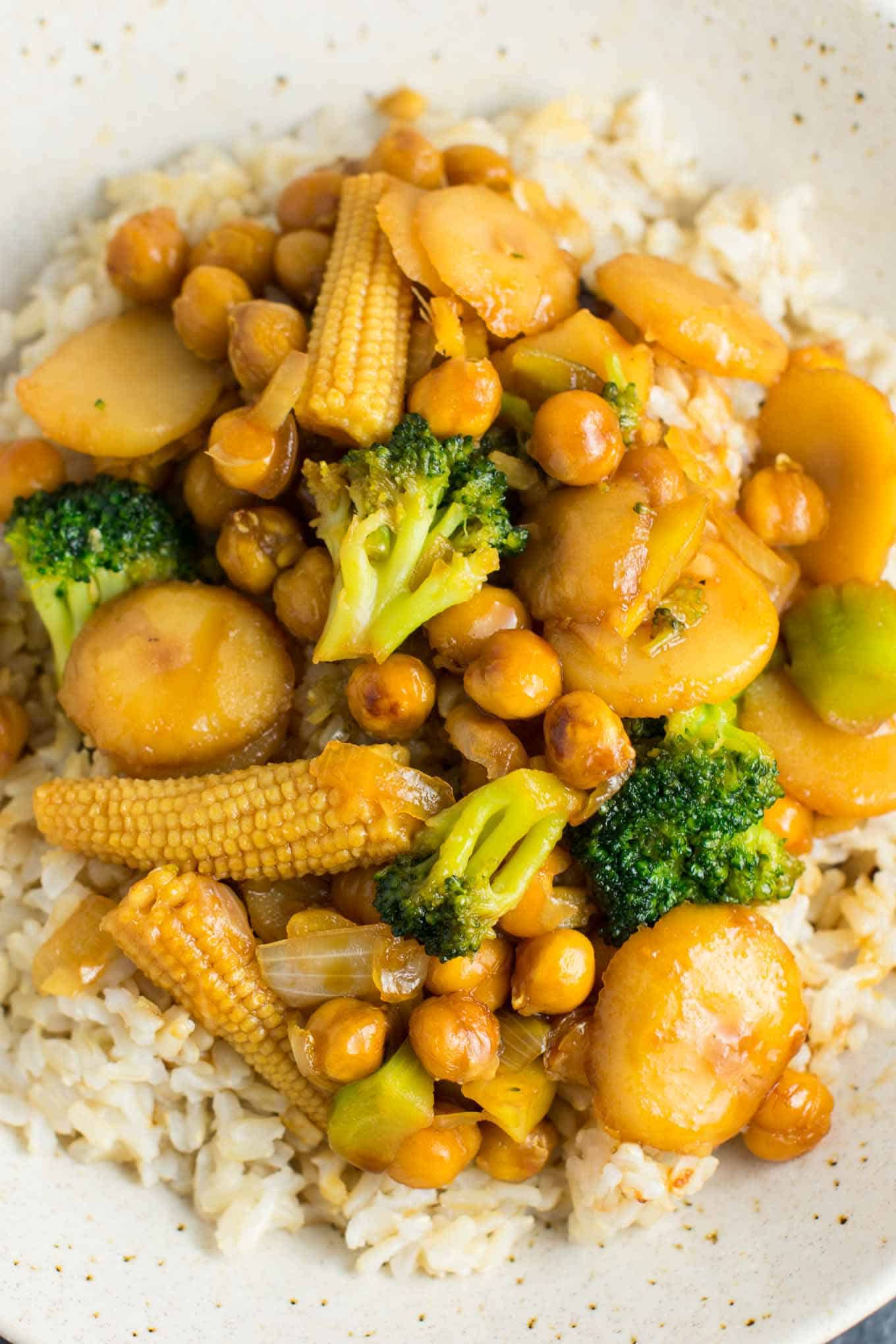 This easy vegan chickpea stirfry bowl with brown rice will be a hit with the whole family! #vegan #veganstirfry #chickpeastirfry #vegandinner