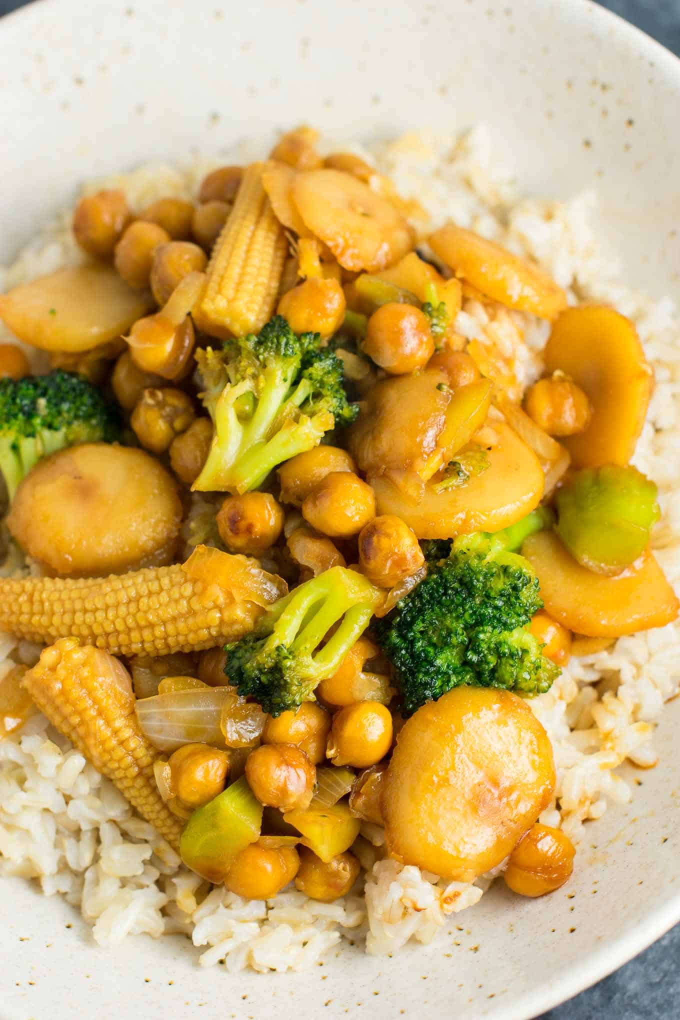 This easy vegan chickpea stirfry bowl with brown rice will be a hit with the whole family! #vegan #veganstirfry #chickpeastirfry #vegandinner