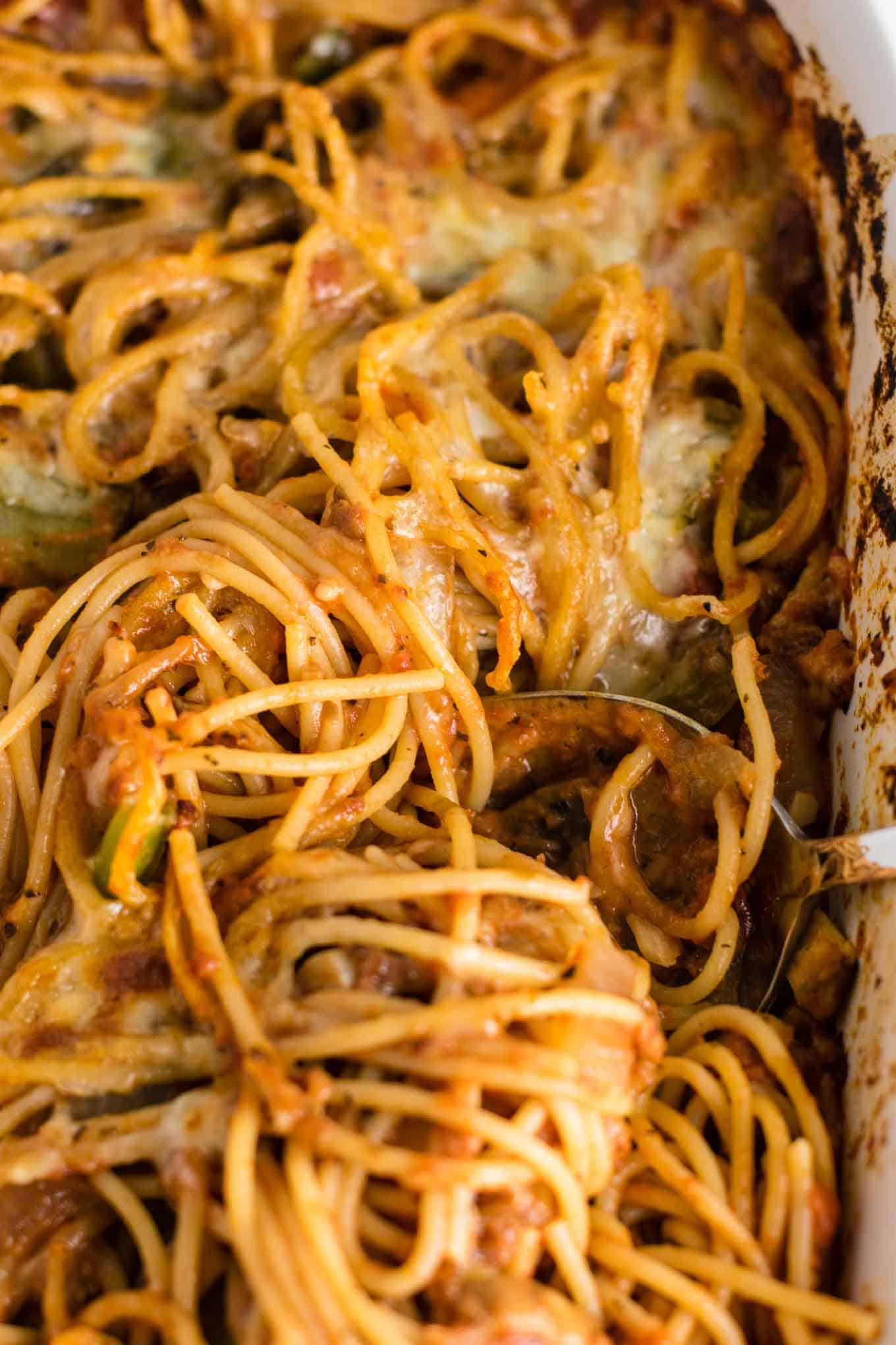 The best vegetarian spaghetti recipe - easy meatless dinner that tastes delicious! #meatless #vegetarian #bakedspaghetti #dinner #vegetarianspaghetti