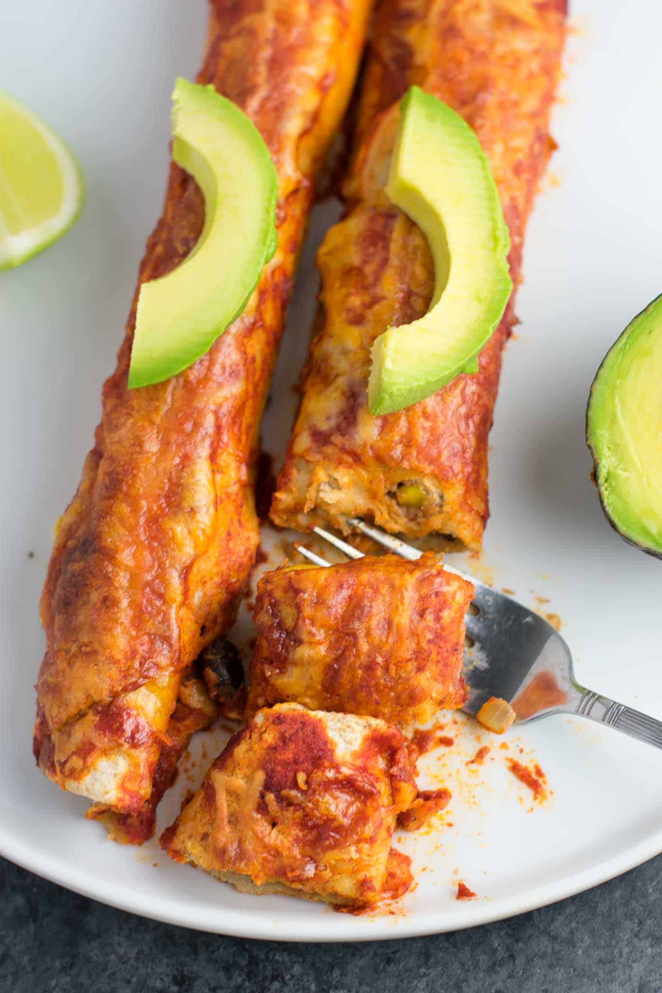 enchiladas faciles sans viande garnies de tranches d'avocat