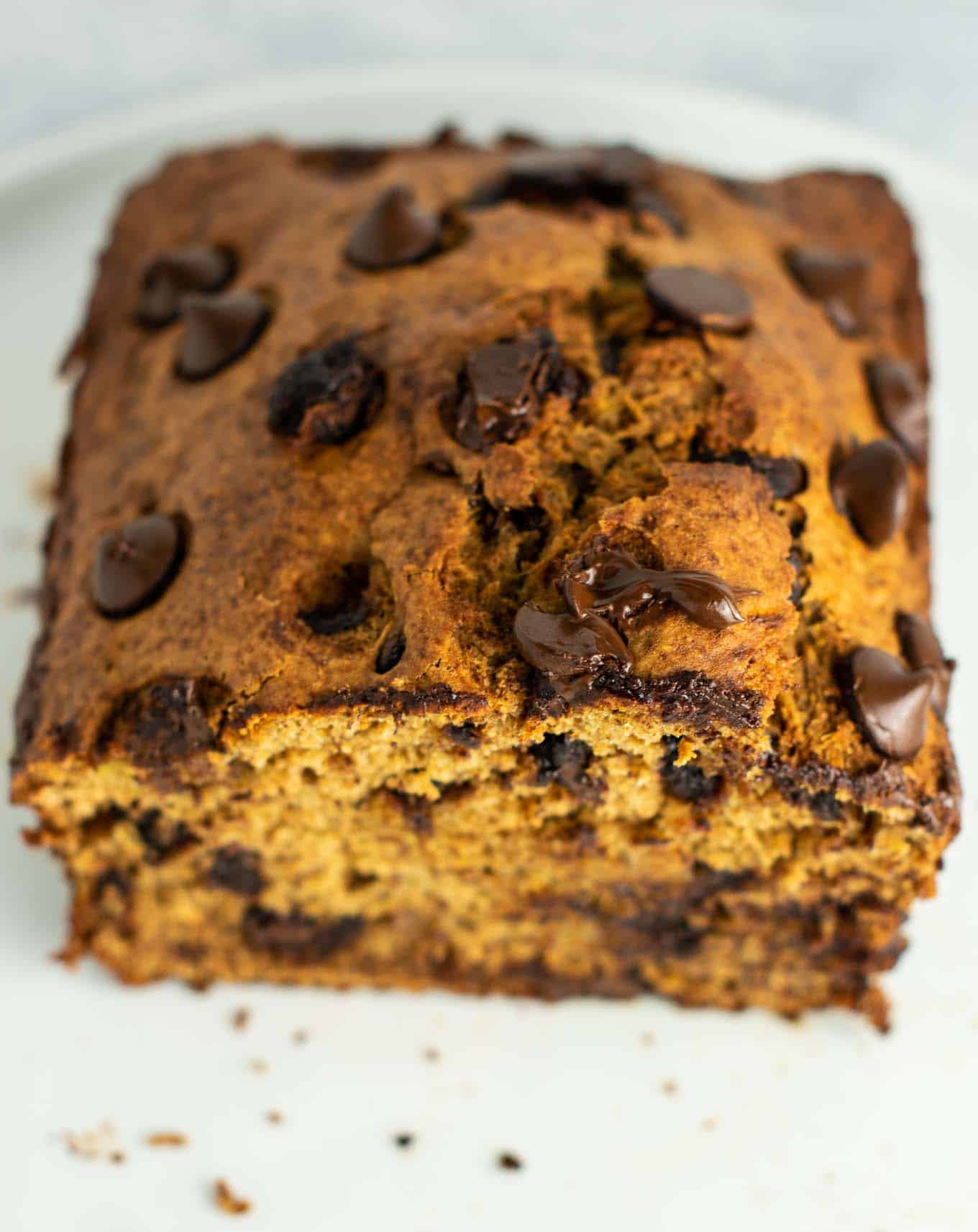The BEST chocolate chip banana bread – full of wholesome ingredients and NO OIL or dairy! Everyone loves it when I bake this! #wholewheat #bananabreaad 