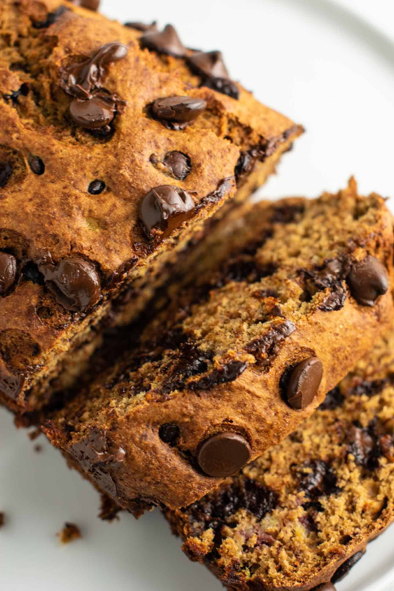 The BEST whole wheat chocolate chip banana bread – full of wholesome ingredients and NO OIL or dairy! Everyone loves it when I bake this! #wholewheat #bananabreaad 