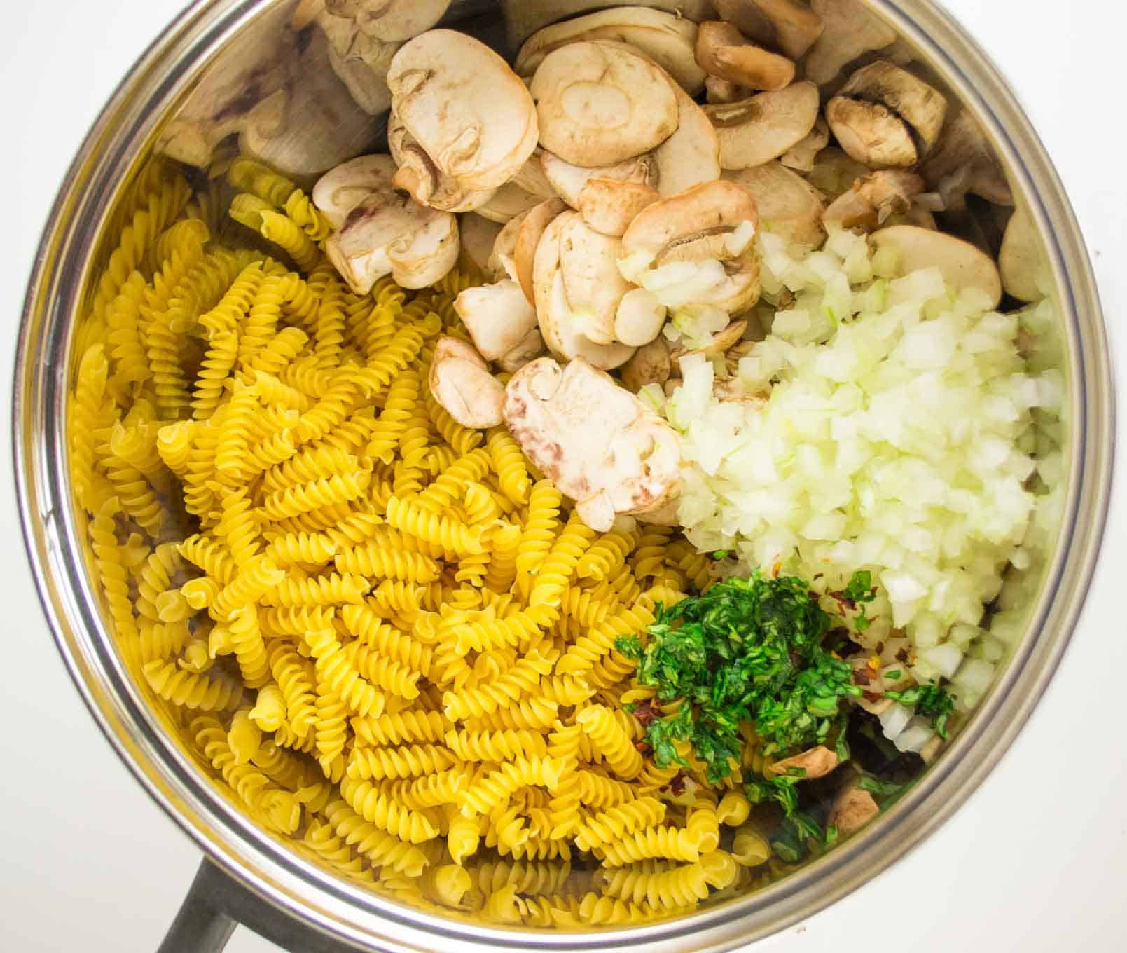 (20 minute) One Pot Veggie Rotini - Perfect for a quick and delicious family meal that doesn't require a lot of prep work!