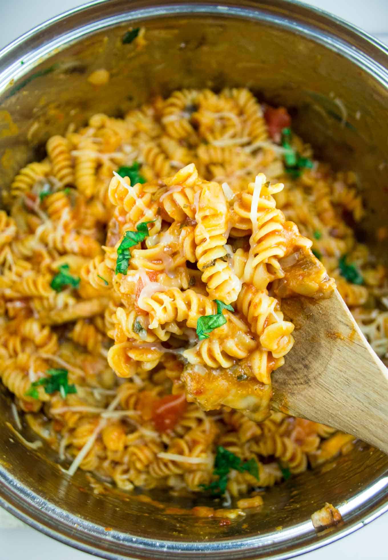 (20 minute) One Pot Veggie Rotini - Perfect for a quick and delicious family meal that doesn't require a lot of prep work!