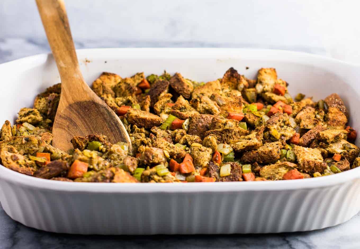 Het beste veganistische vullingrecept - met knoflook, ui, wortels, selderij, en salie. Dit smaakt geweldig en iedereen is er gek op! #vegan #stuffing #thanksgiving #veganrecipe #vegetarian #thanksgivingstuffing #glutenfree