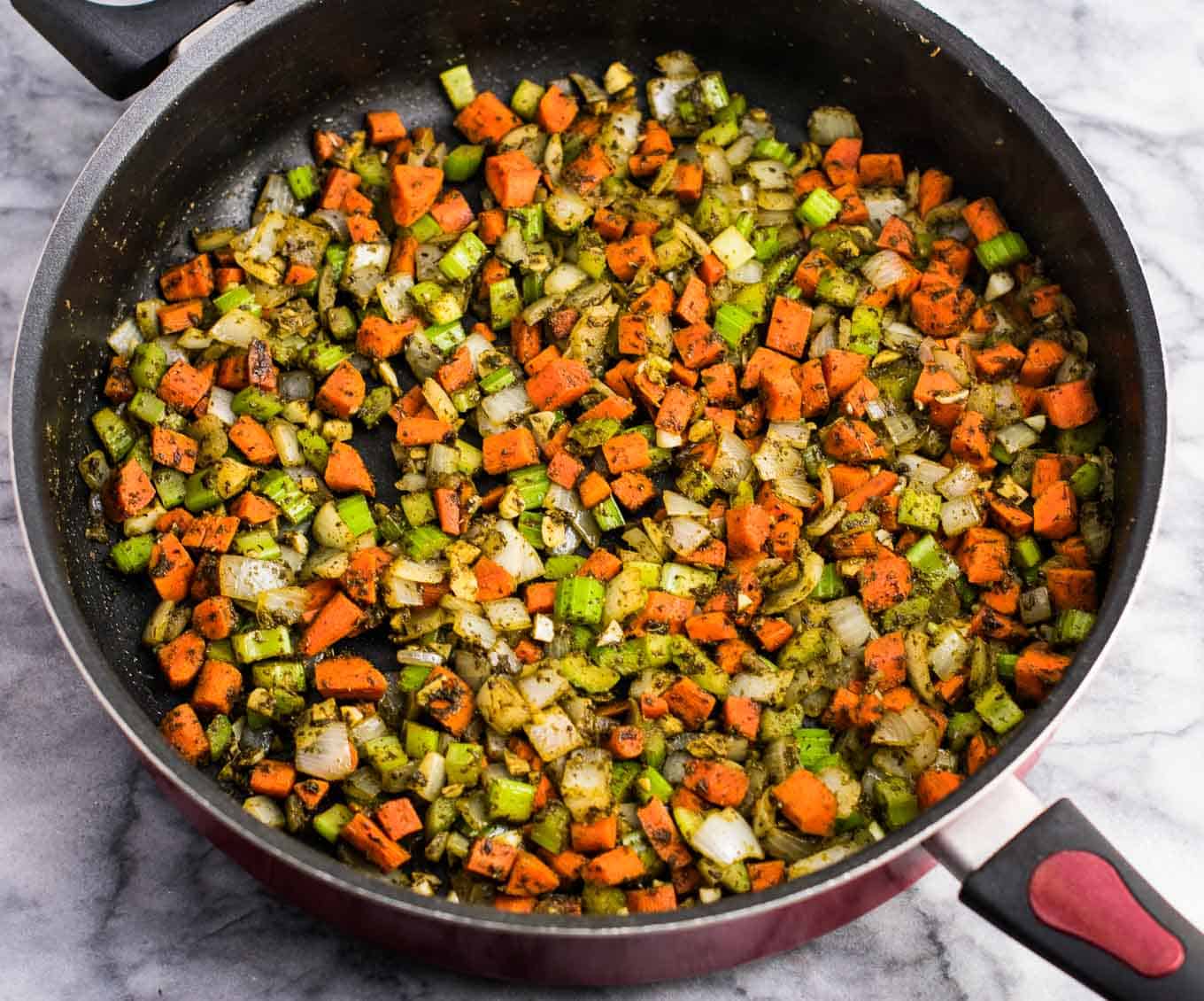 La mejor receta de relleno vegano - con ajo, cebolla, zanahorias, apio y salvia. ¡Tiene un sabor increíble y a todo el mundo le encanta! #vegano #relleno #accion de gracias #receta vegana #vegetariana #relleno de accion de gracias #sin gluten