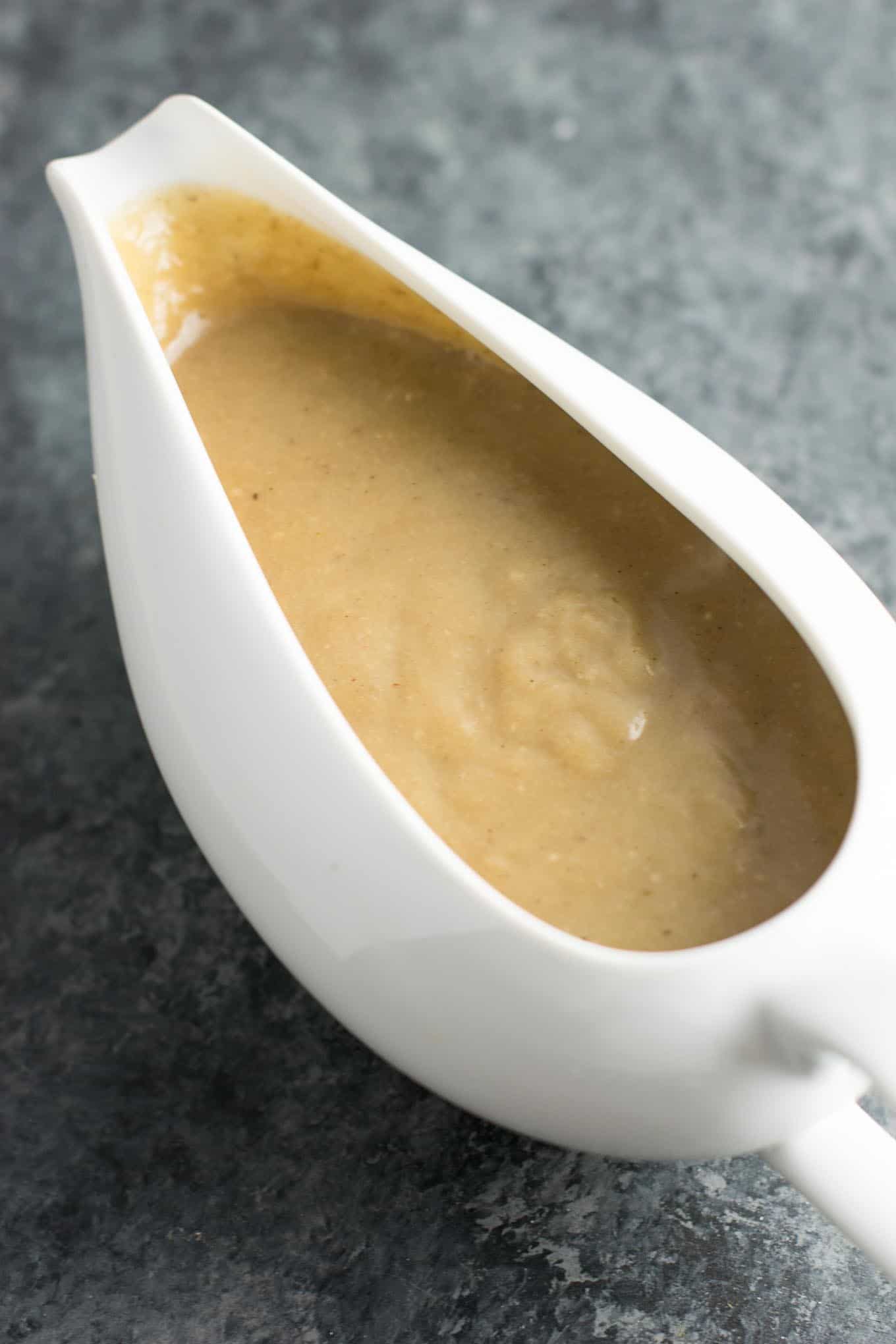 the BEST vegetarian gravy recipe made "meaty" with baby bella mushrooms, fresh garlic, and onions. Everyone will go crazy for this meatless gravy! (gluten free option included) #vegetariangravy #gravy #thanksgiving