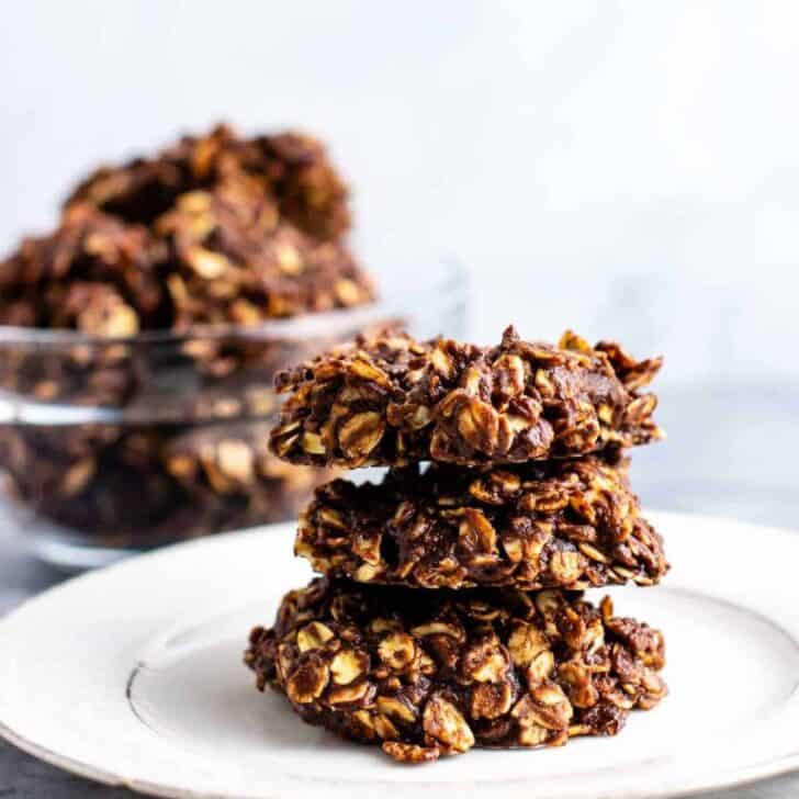 The BEST healthy no bake cookies (vegan, gluten free) Perfectly fudgy and so healthy and easy to make! Perfect for a Christmas treat. #nobakecookies #healthydessert #vegan #glutenfree #christmas #healthynobakecookies