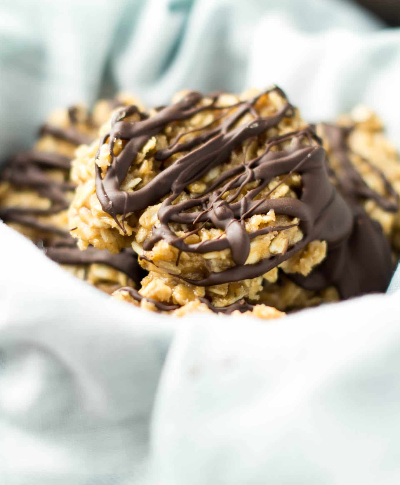 healthy peanut butter no bake cookies - recipe via @buildyourbite