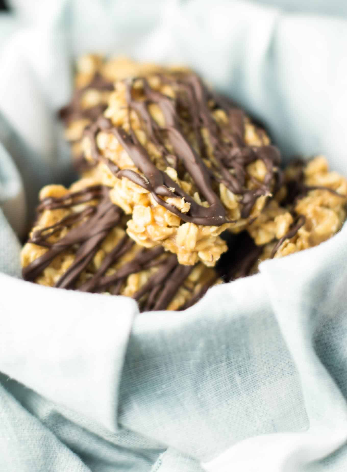 healthy peanut butter no bake cookies - recipe via @buildyourbite