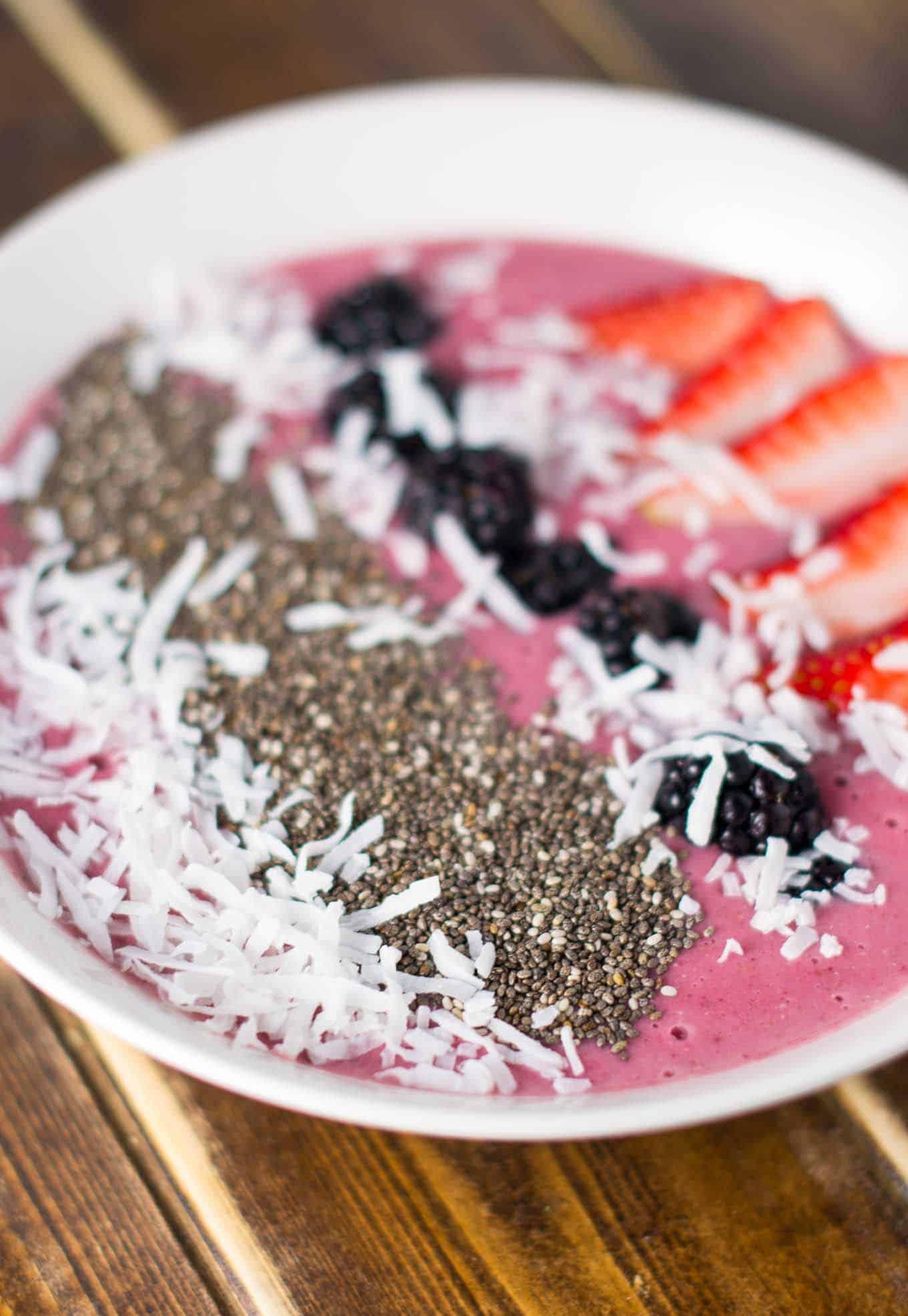 5 minute strawberry banana smoothie bowl - recipe via @buildyourbite