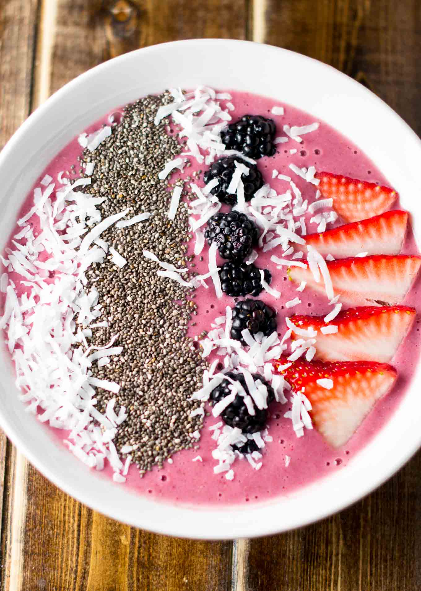 5 minute strawberry banana smoothie bowl - recipe via @buildyourbite