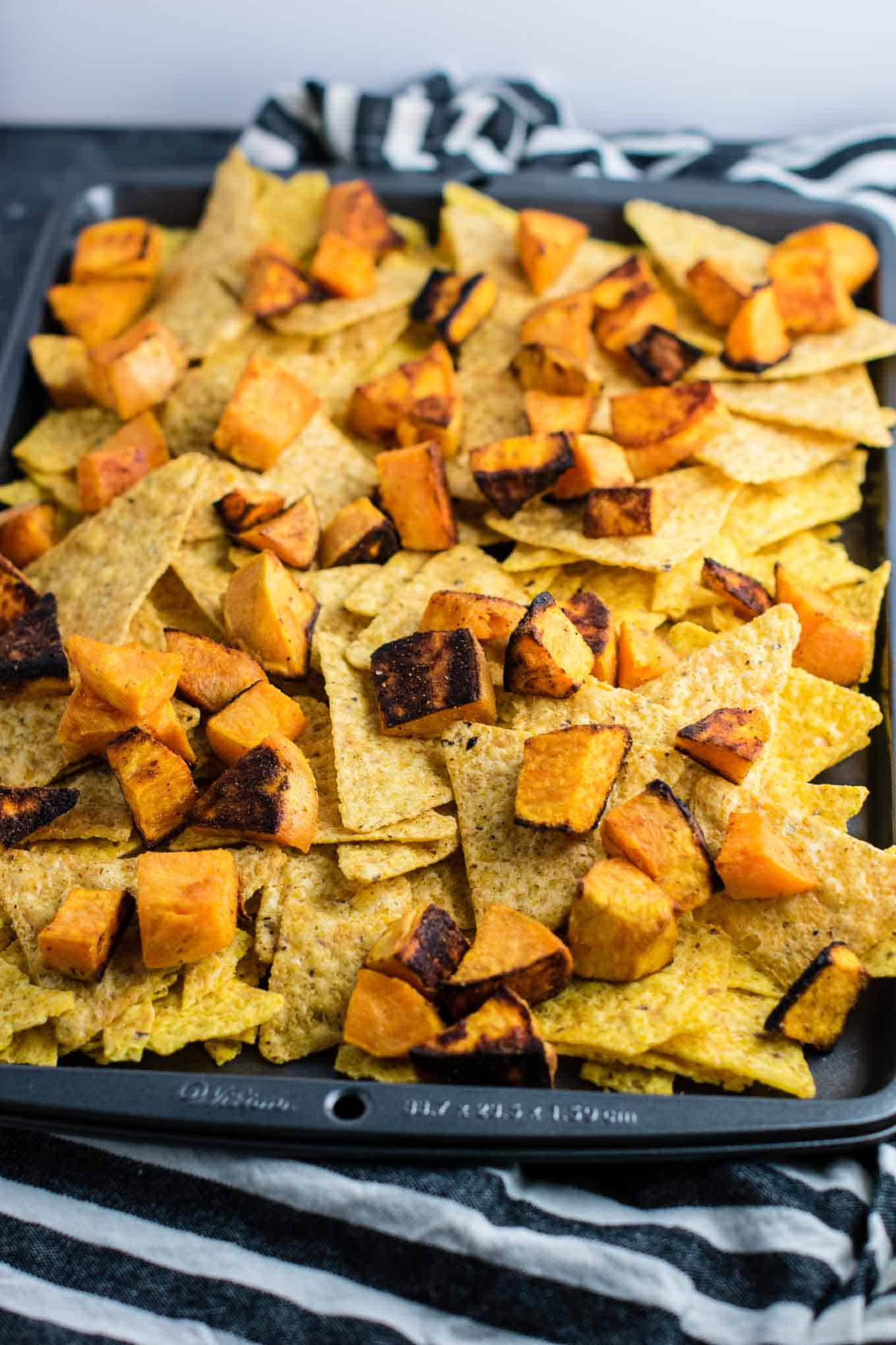 30 minute sweet potato refried bean nachos with homemade refried beans and cheese sauce. An impressive vegetarian dinner made in less than half an hour! #vegetarian #sweetpotatonachos #30minutemeal
