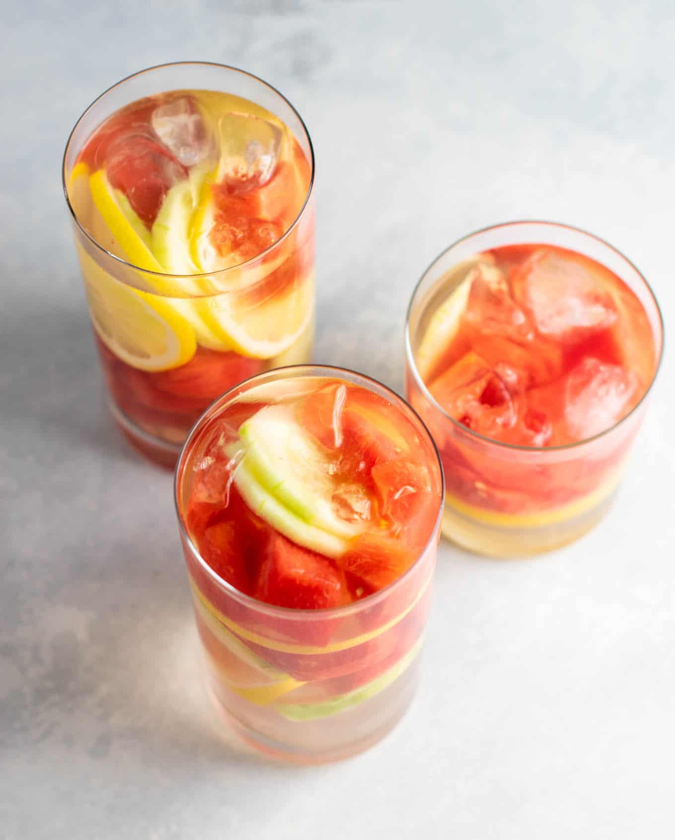 Recette d'eau détox à la pastèque avec concombres et citron #detoxwater #watermelon #watermelondetox #watermelonwater #vegan #drinks #healthy