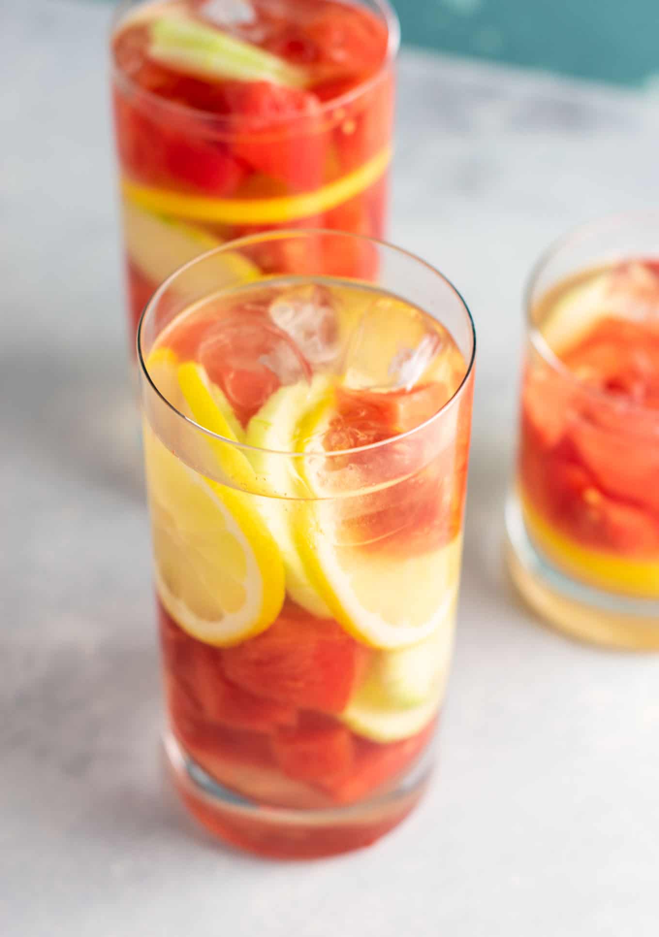 Watermeloen detox water recept met komkommers en citroen #detoxwater #watermeloen #watermelondetox #watermeloenwater #vegan #drankjes #gezond