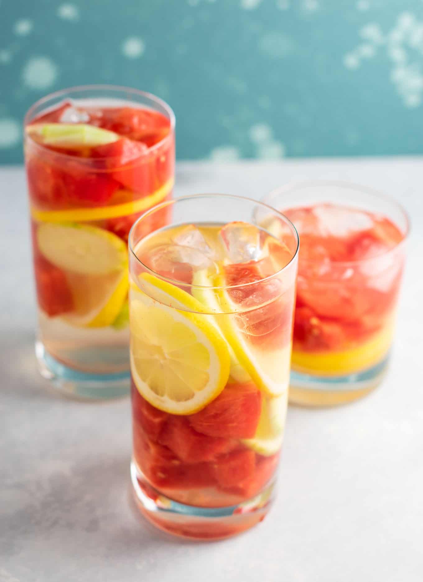 Rețetă de apă detoxifiantă din pepene roșu cu castraveți și lămâie #detoxwater #watermelon #watermelondetox #watermelonwater #vegan #drinks #healthy