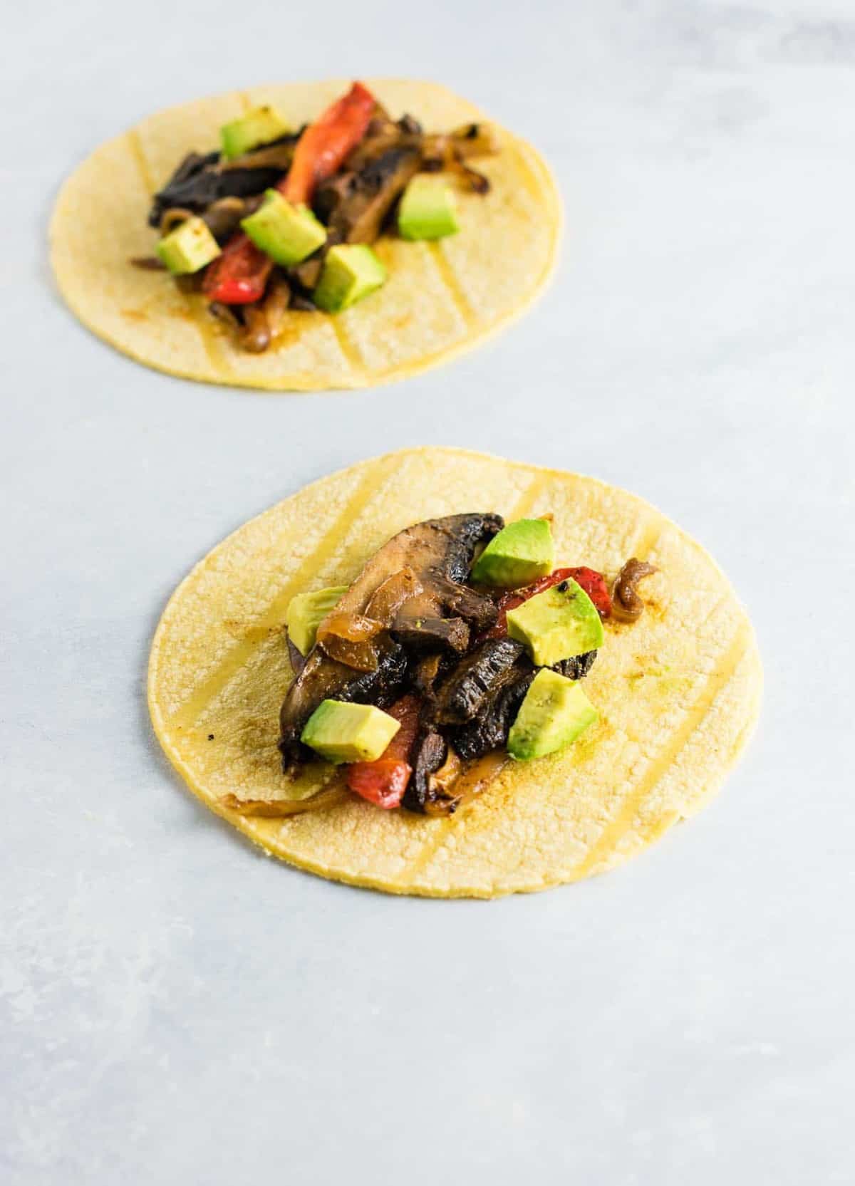 Easy 30 minute vegan Portobello fajitas made with meaty Portobello slices and roasted bell pepper and onion. A healthy and delicious dinner ready in just half an hour! #vegan #portobello #portobellofajitas #glutenfree #dinner #glutenfreevegan #veganfajitas