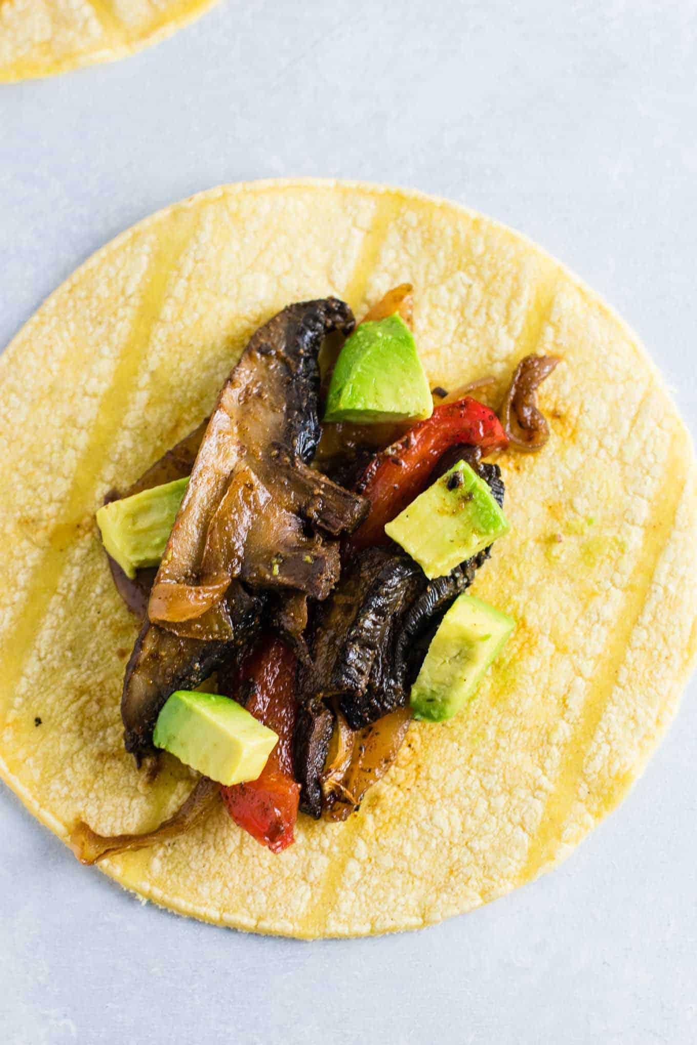 https://buildyourbite.com/wp-content/uploads/2017/08/30-minute-vegan-portobello-fajitas-21.jpg