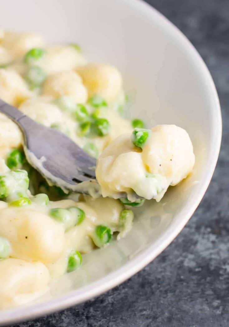 Ultra creamy gnocchi macaroni and cheese recipe with peas. A cheesy gnocchi comfort food recipe made in less than 15 minutes.