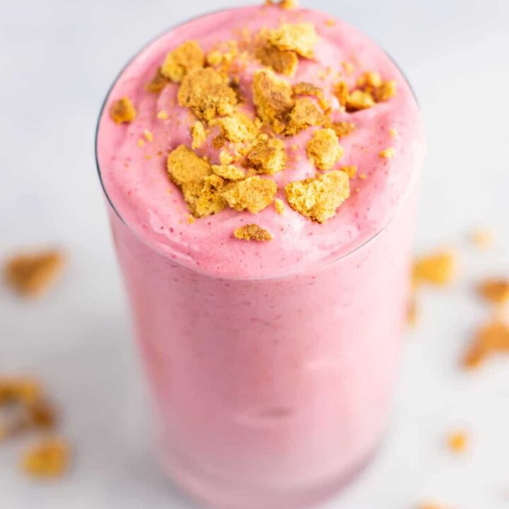 Skinny strawberry cheesecake smoothie made with healthy ingredients! Perfect for breakfast or a healthy dessert. #strawberrycheesecakesmoothie #smoothie #healthy #greekyogurt #breakfast #healthy #dessert