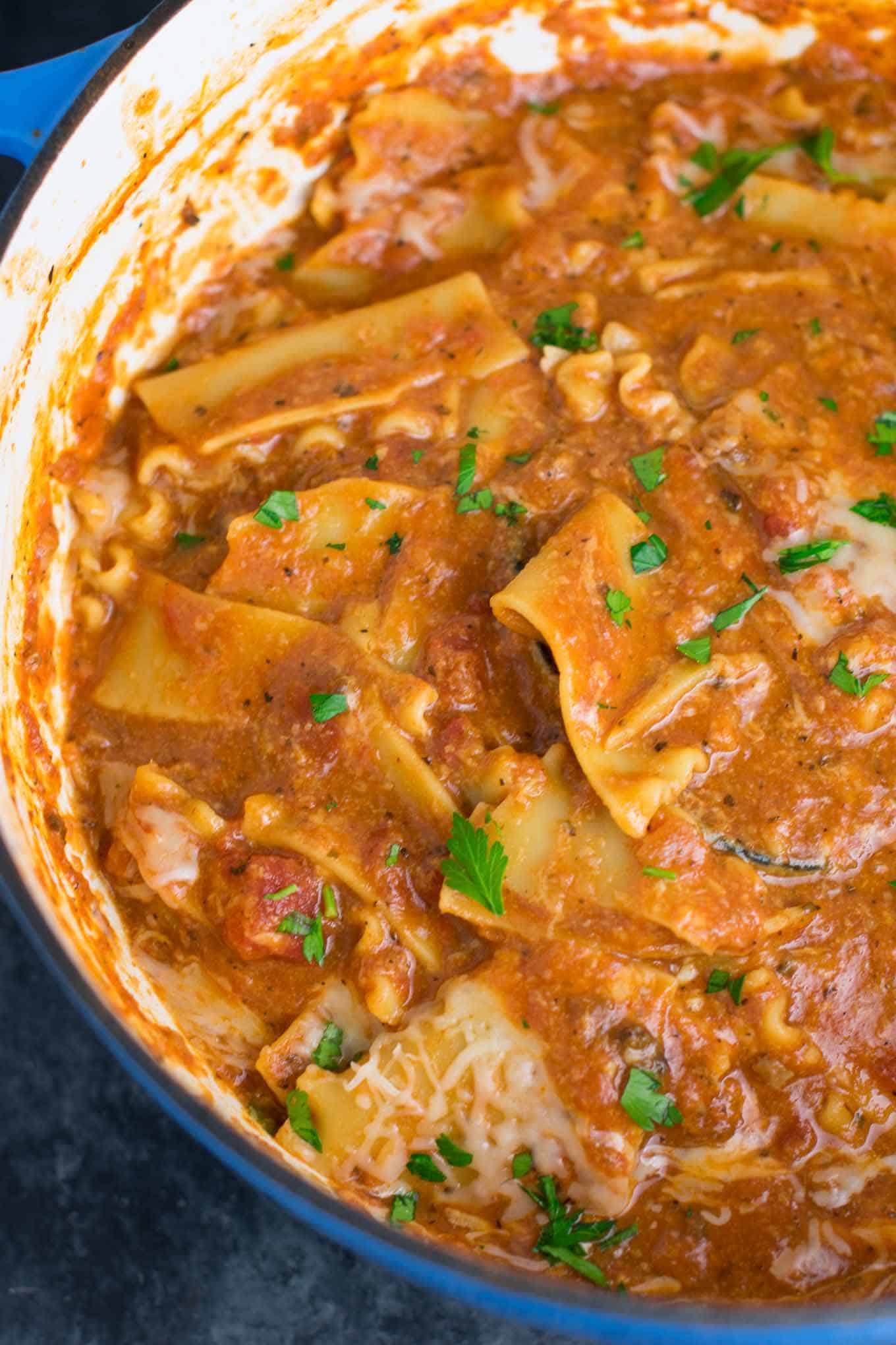 This easy one pot lasagna soup recipe is a delicious vegetarian dinner that is ready in less than 30 minutes from start to finish! #lasagna #vegetarian #onepotlasagnasoup