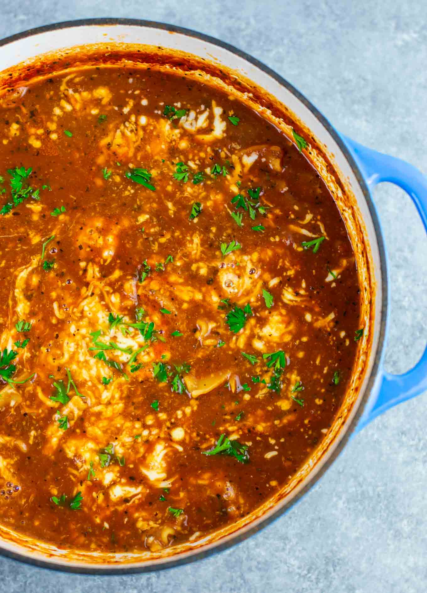 Easy one pot lasagna soup recipe (vegetarian) Ready in just 30 minutes, this is a quick and delicious meatless dinner recipe! #lasagnasoup #vegetarian #meatless #healthyeating #healthyrecipe #dinnerrecipe #dinner