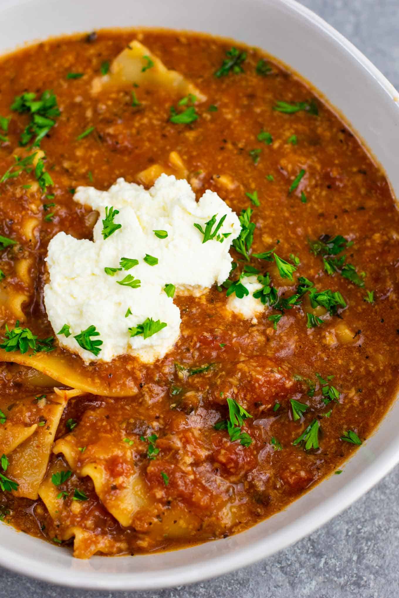 Easy one pot lasagna soup recipe (vegetarian) Ready in just 30 minutes, this is a quick and delicious meatless dinner recipe! #lasagnasoup #vegetarian #meatless #healthyeating #healthyrecipe #dinnerrecipe #dinner