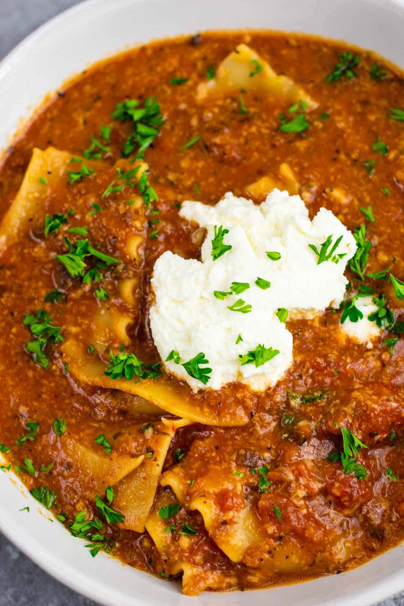 Easy one pot lasagna soup recipe (vegetarian) Ready in just 30 minutes, this is a quick and delicious meatless dinner recipe! #lasagnasoup #vegetarian #meatless #healthyeating #healthyrecipe #dinnerrecipe #dinner