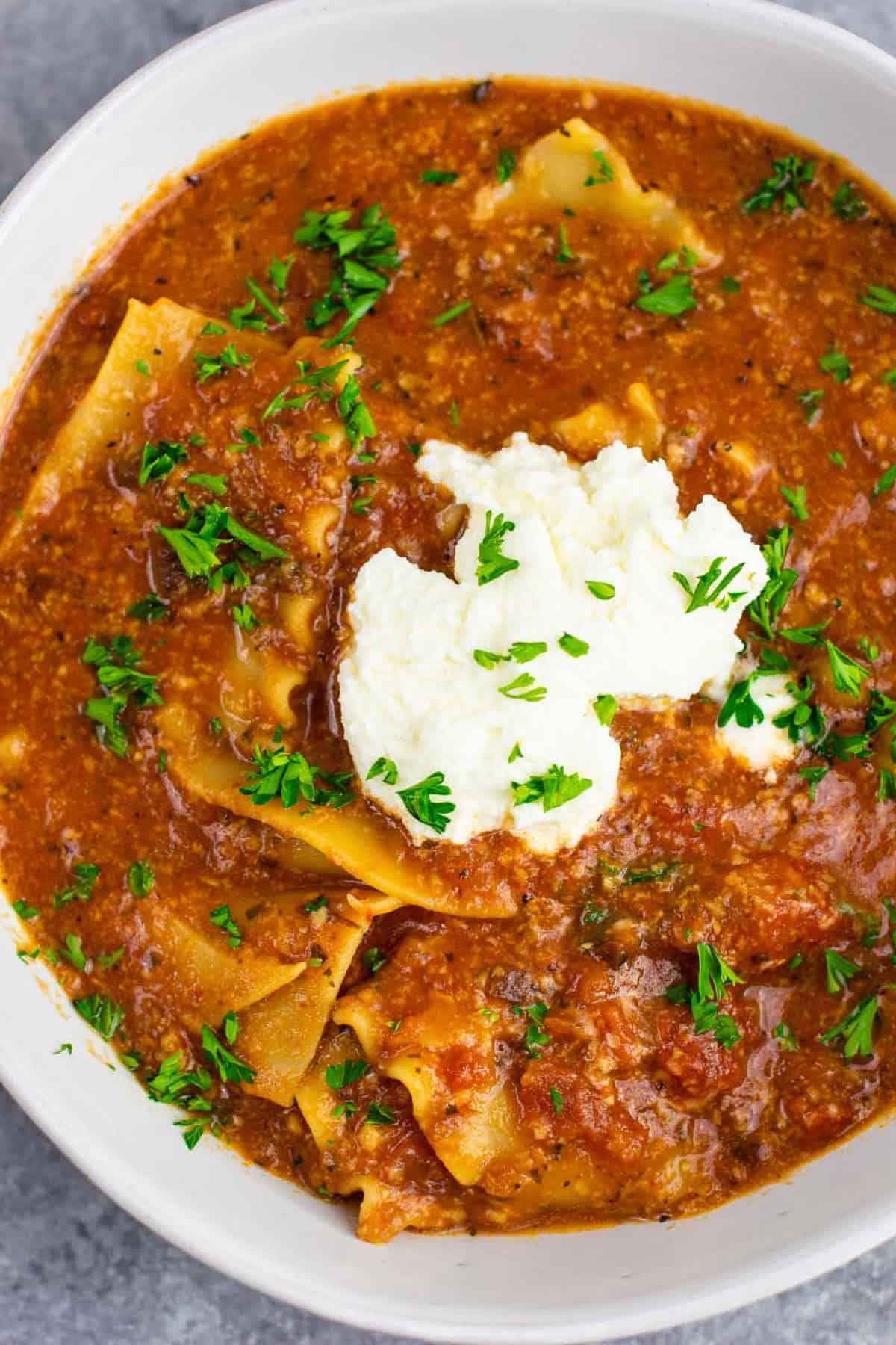 Easy one pot lasagna soup recipe (vegetarian) Ready in just 30 minutes, this is a quick and delicious meatless dinner recipe! #lasagnasoup #vegetarian #meatless #healthyeating #healthyrecipe #dinnerrecipe #dinner