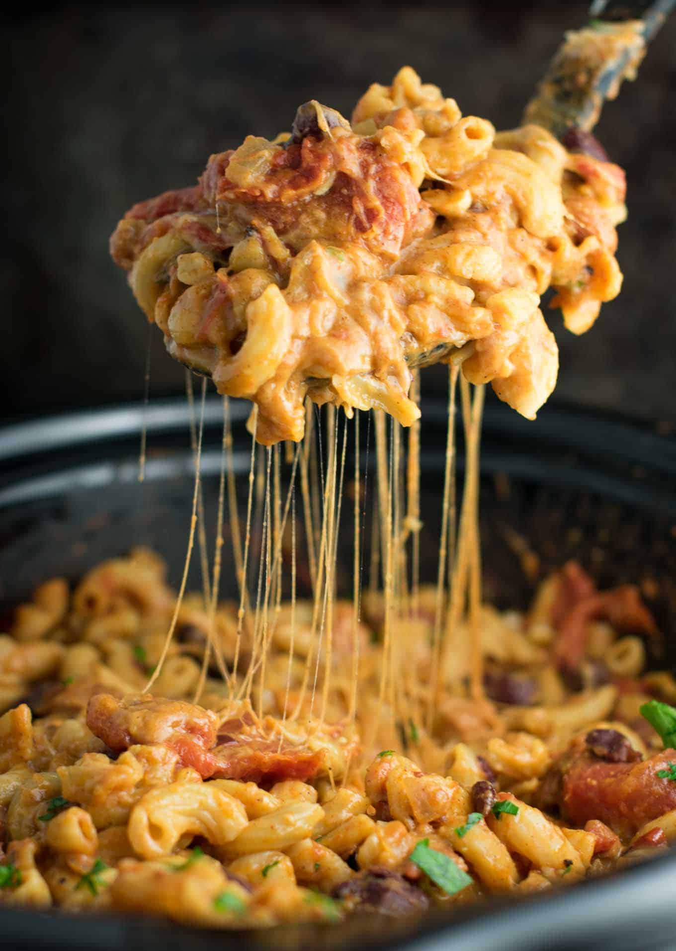This Slow Cooker Vegetarian Chili Mac Recipe is made all in the crockpot (even the noodles!). A super easy vegetarian crockpot recipe to feed a crowd. #vegetarian #slowcooker #crockpot #chilimac