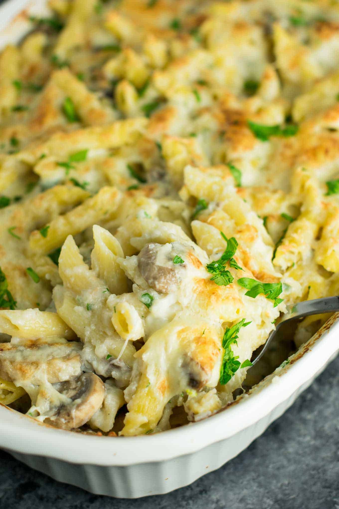 Mushroom cauliflower alfredo pasta bake recipe. A deliciously indulgent pasta bake lightened up with a homemade creamy cauliflower sauce. #caulifloweralfredo #vegetarian #pasta #dinner