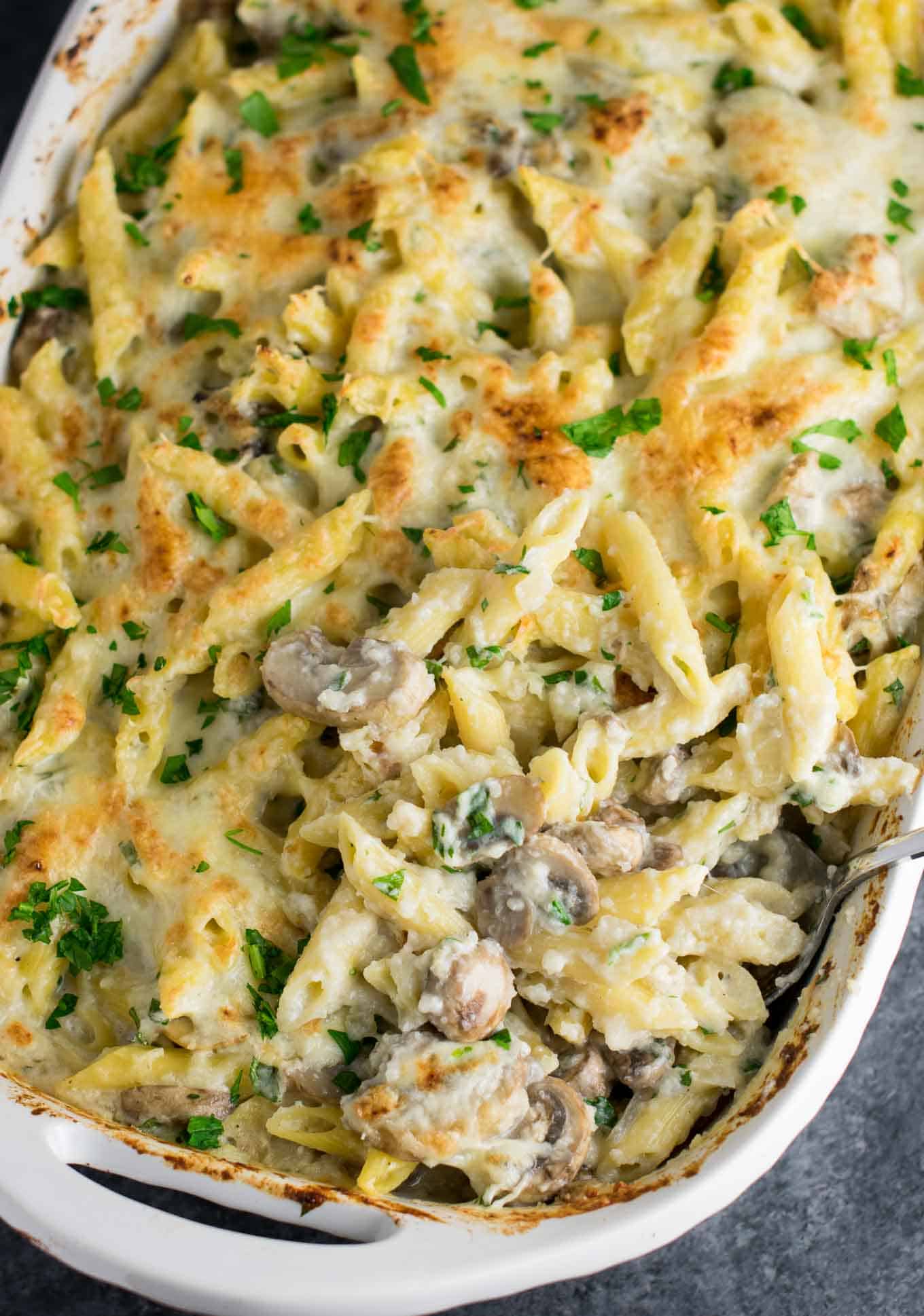 Mushroom cauliflower alfredo pasta bake recipe. A deliciously indulgent pasta bake lightened up with a homemade creamy cauliflower sauce. #caulifloweralfredo #vegetarian #pasta #dinner