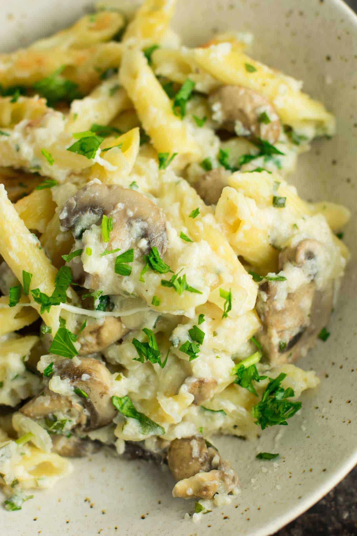 Mushroom cauliflower alfredo pasta bake recipe. A deliciously indulgent pasta bake lightened up with a homemade creamy cauliflower sauce. #caulifloweralfredo #vegetarian #pasta #dinner