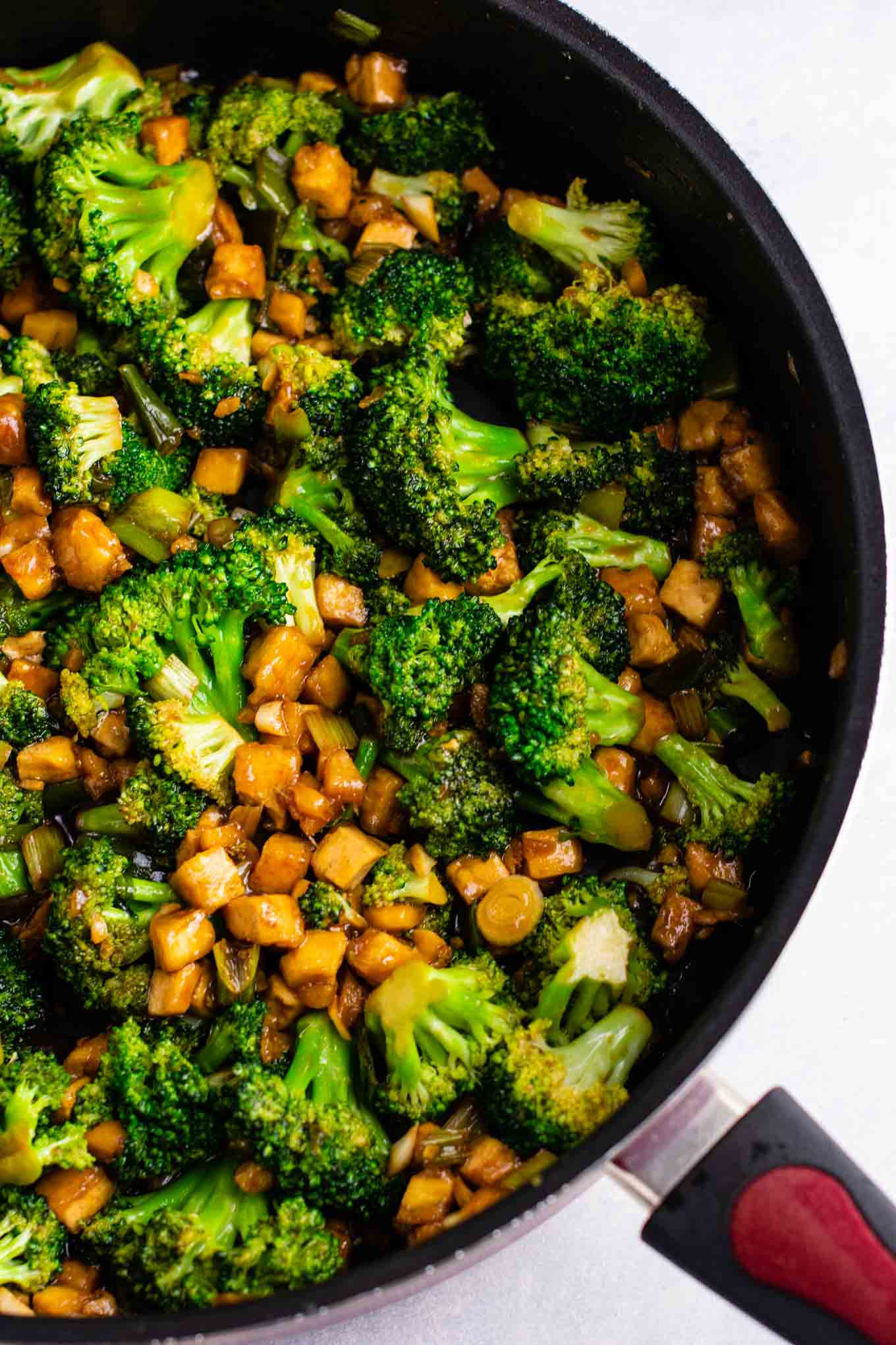 Broccoil garlic tofu stir fry – so easy and tastes amazing! #broccoli #tofu #stirfry #stirfrysauce #vegan #dinner #dinnerrecipe #stirfryrecipe #tofubroccoli #garlictofu