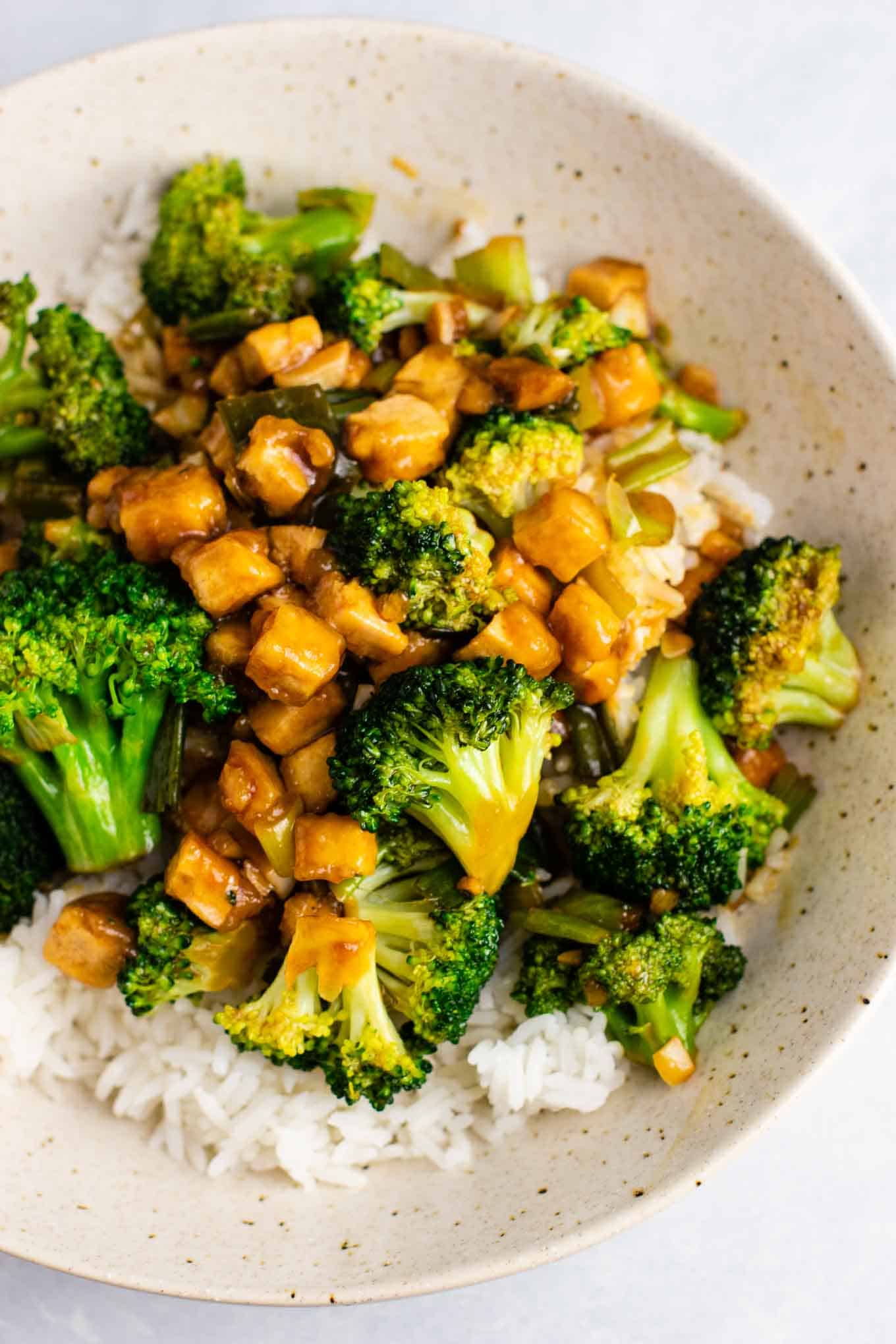 best vegan recipes - Broccoil tofu stir fry – so easy and tastes amazing! #broccoli #tofu #stirfry #stirfrysauce #vegan #dinner #dinnerrecipe #stirfryrecipe #tofubroccoli #garlictofu