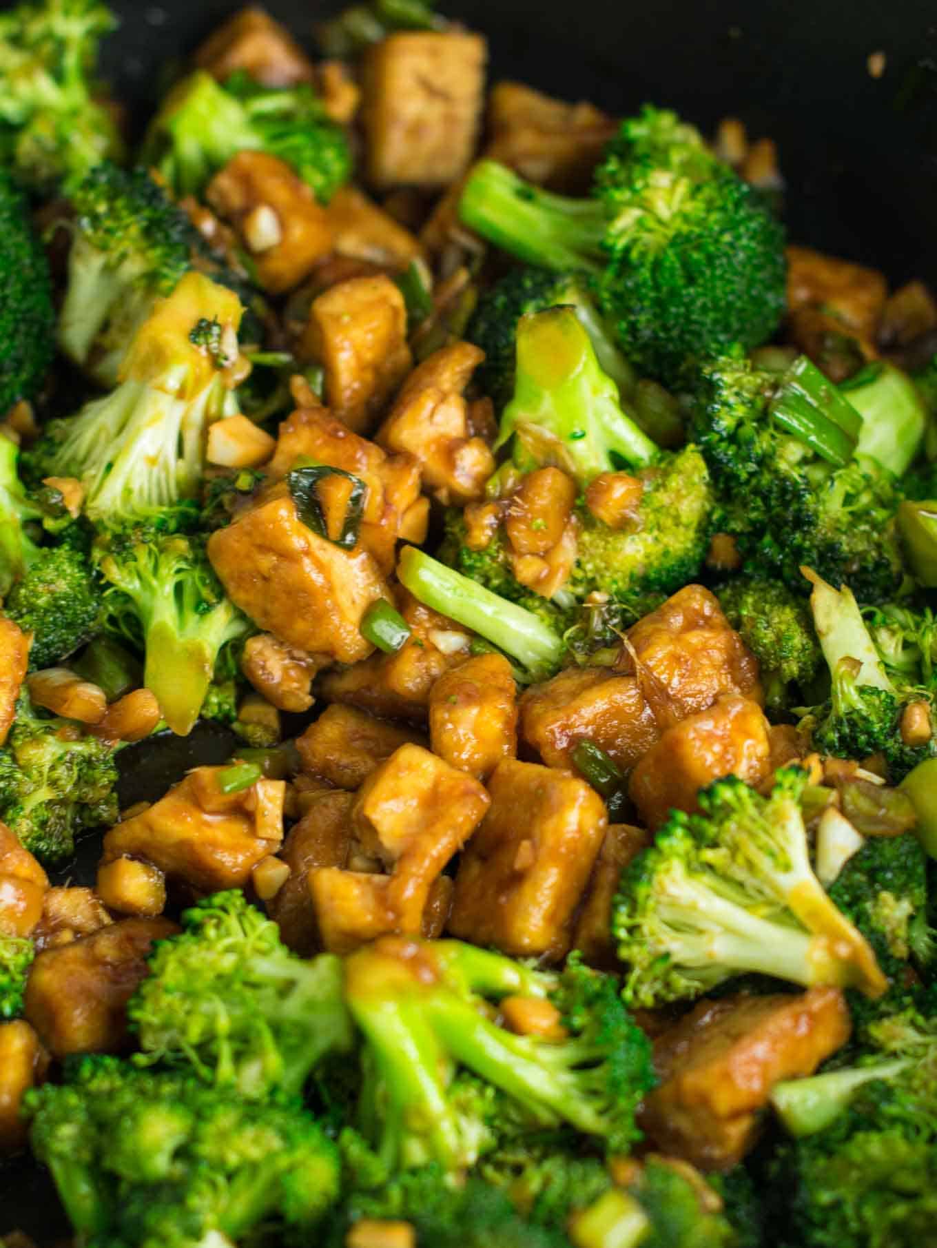 Ricetta per la frittura di tofu con broccoli in una sola padella.