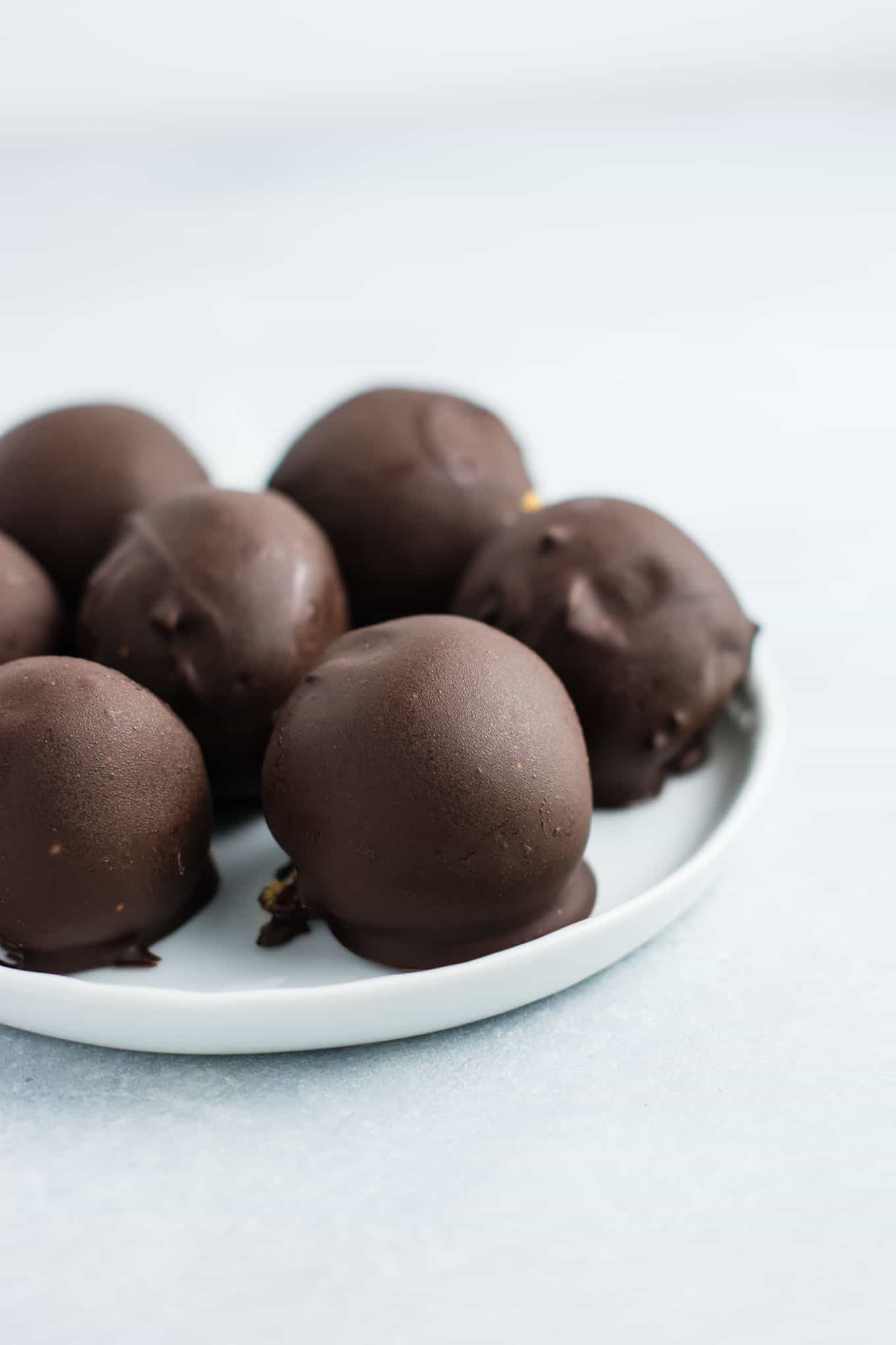 Healthy No Bake Peanut Butter Truffles recipe made with all vegan and gluten free ingredients. A healthier alternative without sacrificing flavor! NO ONE will guess this is a healthy recipe! #vegan #glutenfree #peanutbutter #nobake #dessert