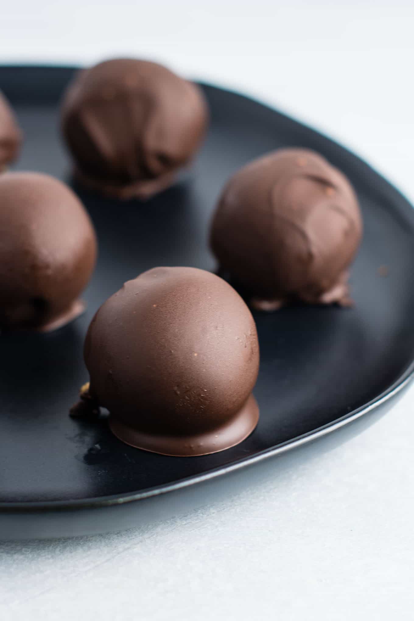 Healthy No Bake Peanut Butter Truffles recipe made with all vegan and gluten free ingredients. A healthier alternative without sacrificing flavor! NO ONE will guess this is a healthy recipe! #vegan #glutenfree #peanutbutter #nobake #dessert