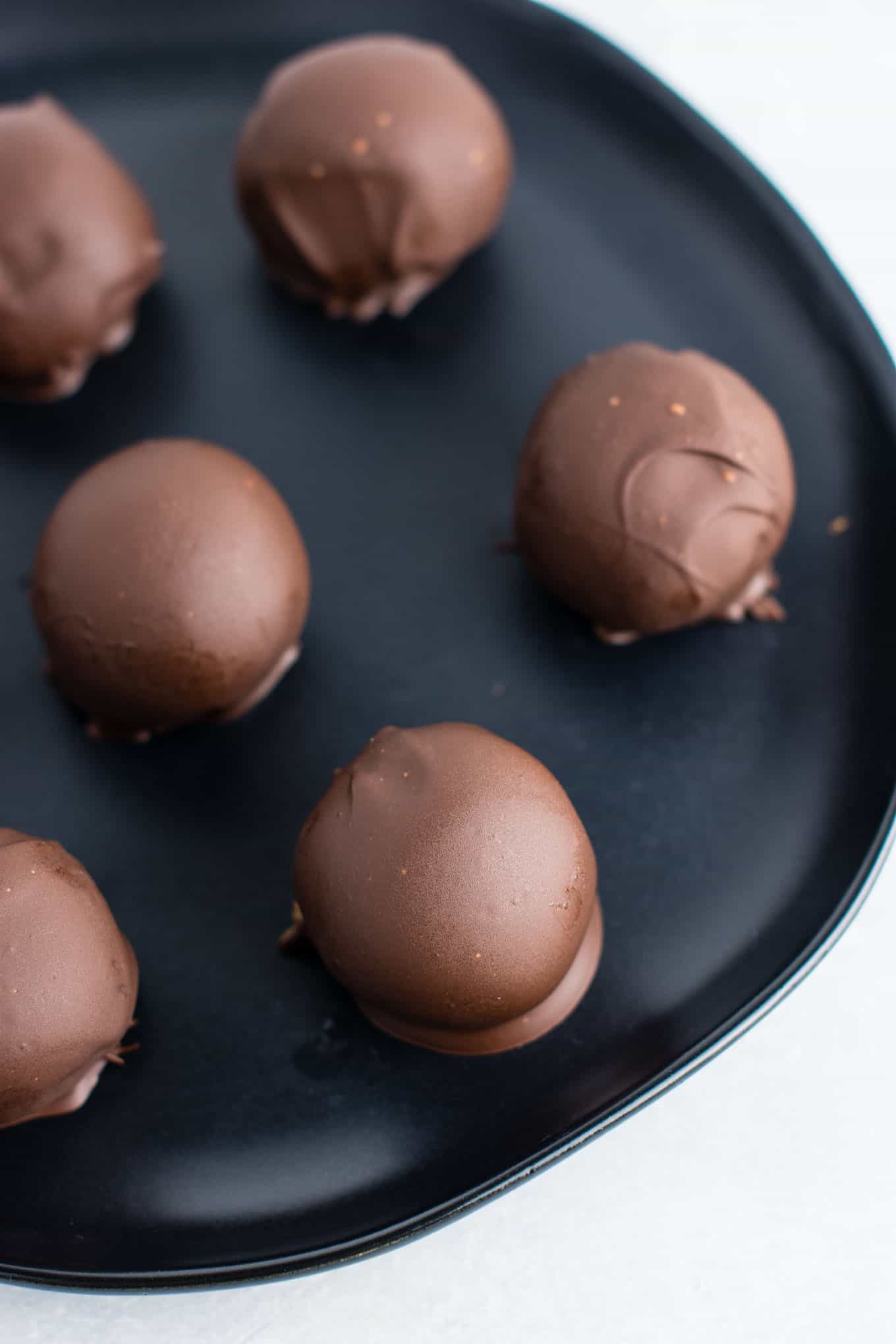 Healthy No Bake Peanut Butter Truffles recipe made with all vegan and gluten free ingredients. A healthier alternative without sacrificing flavor! NO ONE will guess this is a healthy recipe! #vegan #glutenfree #peanutbutter #nobake #dessert