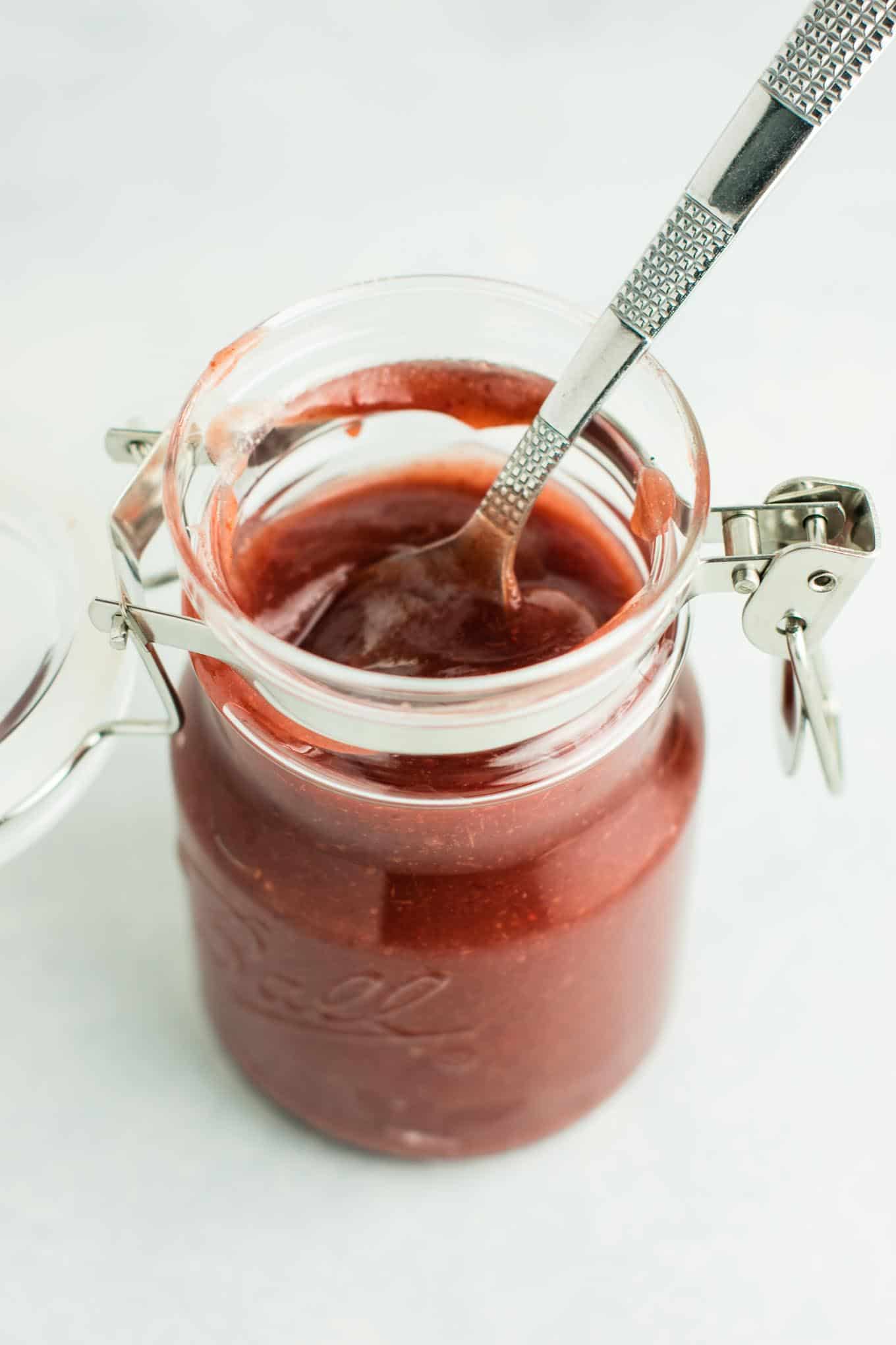 Slow Cooker Cranberry Apple Butter recipe made with just 4 ingredients. Your house will smell amazing while this cooks! (vegan, gluten free, naturally sweetened) #cranberryapplebutter #slowcooker #crockpot #vegan #glutenfree 