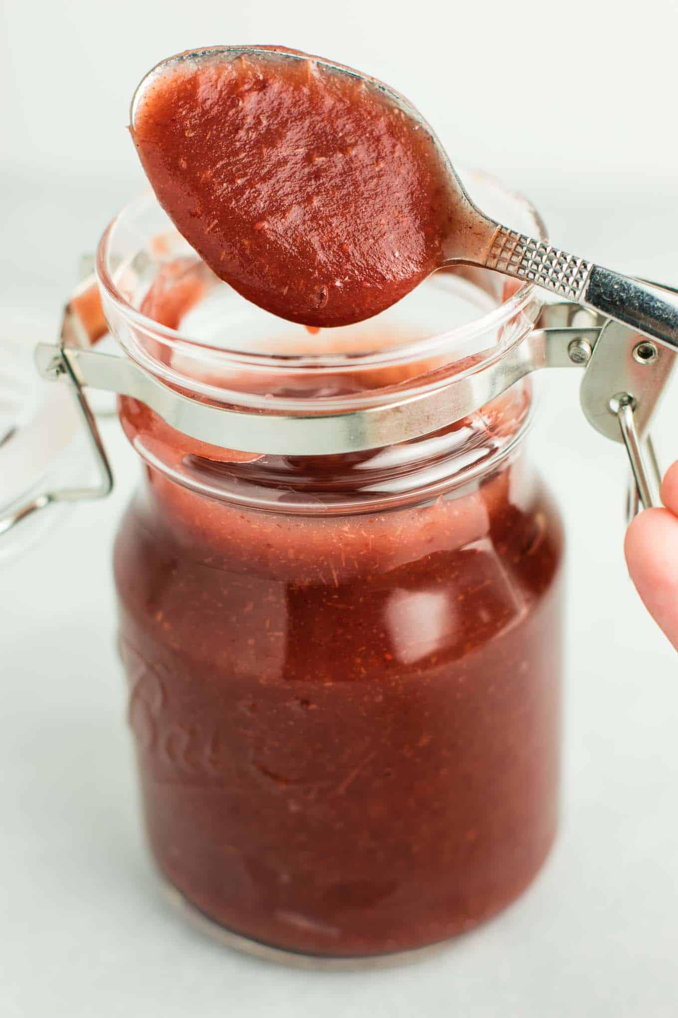 Slow Cooker Cranberry Apple Butter recipe made with just 4 ingredients. Your house will smell amazing while this cooks! (vegan, gluten free, naturally sweetened) #cranberryapplebutter #slowcooker #crockpot #vegan #glutenfree 