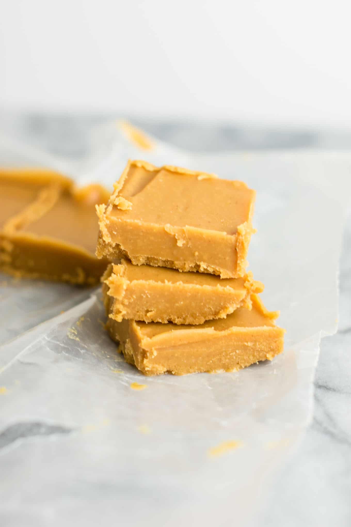 Ultimate healthy peanut butter fudge recipe (vegan, gluten free) An easy dessert you don’t have to feel guilty about! #healthyfudge #healthyveganfudge #vegandessert #peanutbutter #glutenfree #vegan