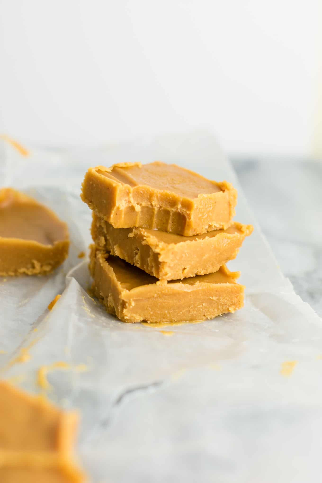 Ultimate healthy vegan peanut butter fudge recipe (vegan, gluten free) An easy dessert you don’t have to feel guilty about! #healthyfudge #healthyveganfudge #vegandessert #peanutbutter #glutenfree #vegan